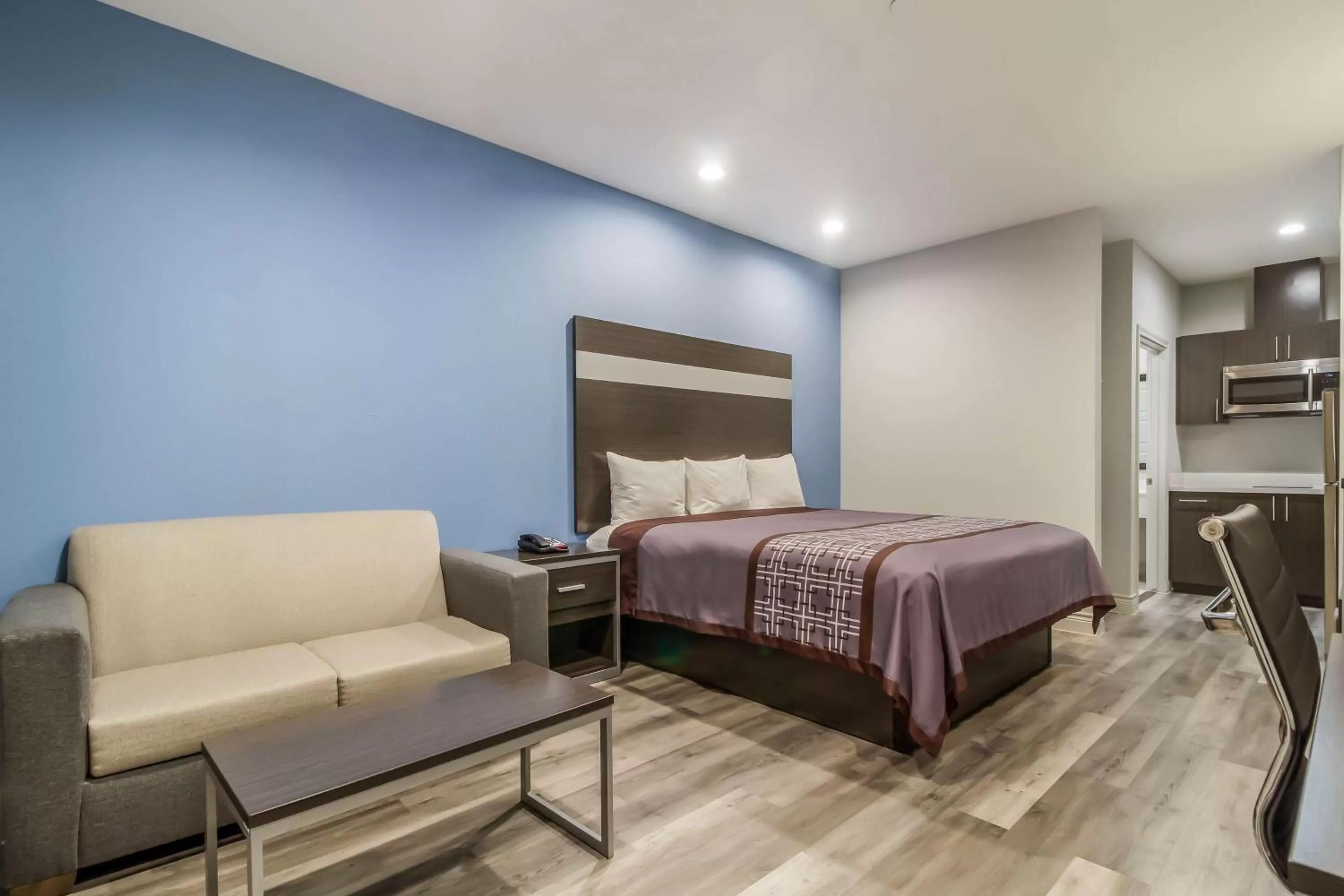 Photo of the whole room, Bed in Studio 6 Deer Park, Tx