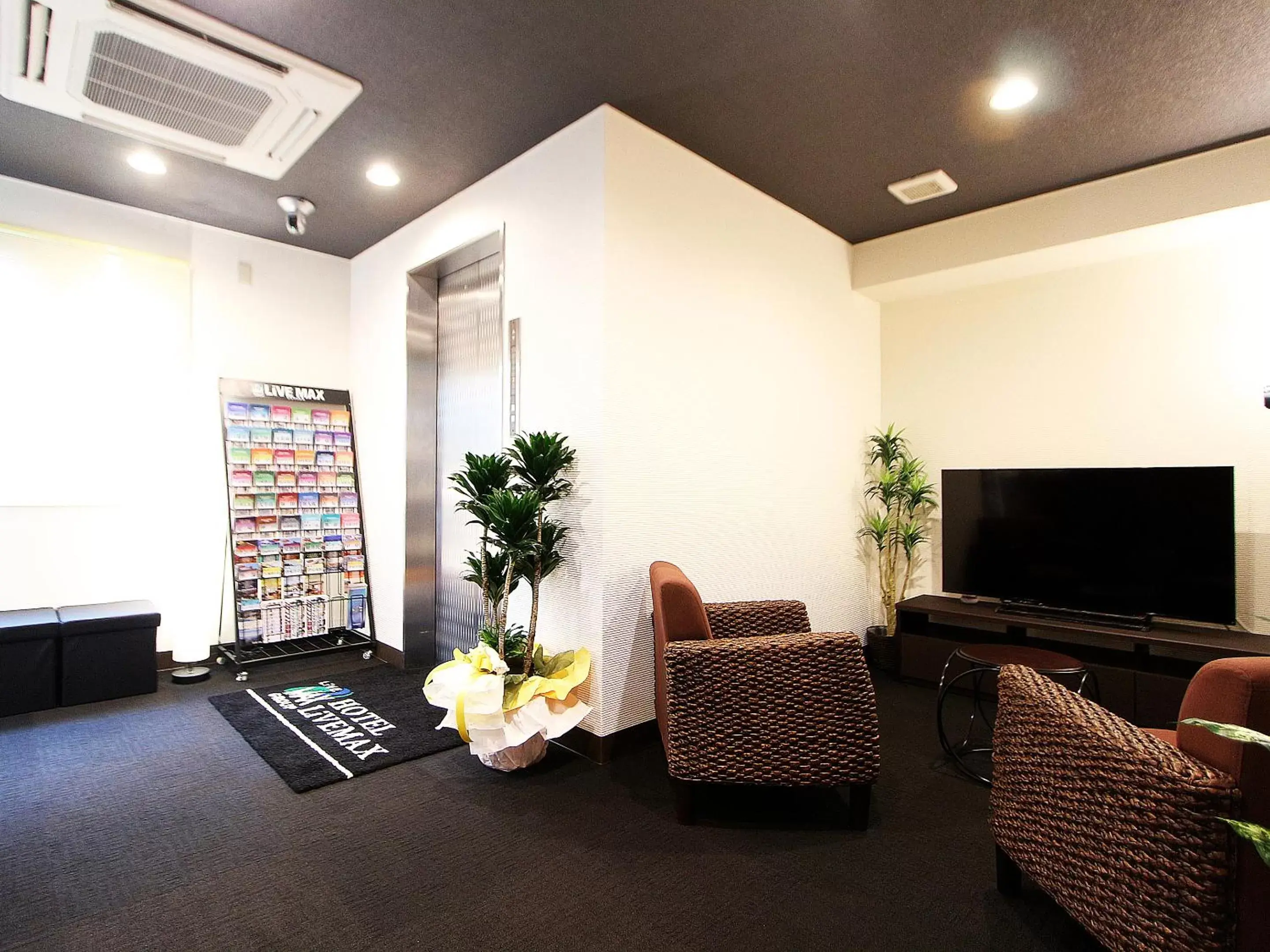 elevator, TV/Entertainment Center in HOTEL LiVEMAX Kitafuchu