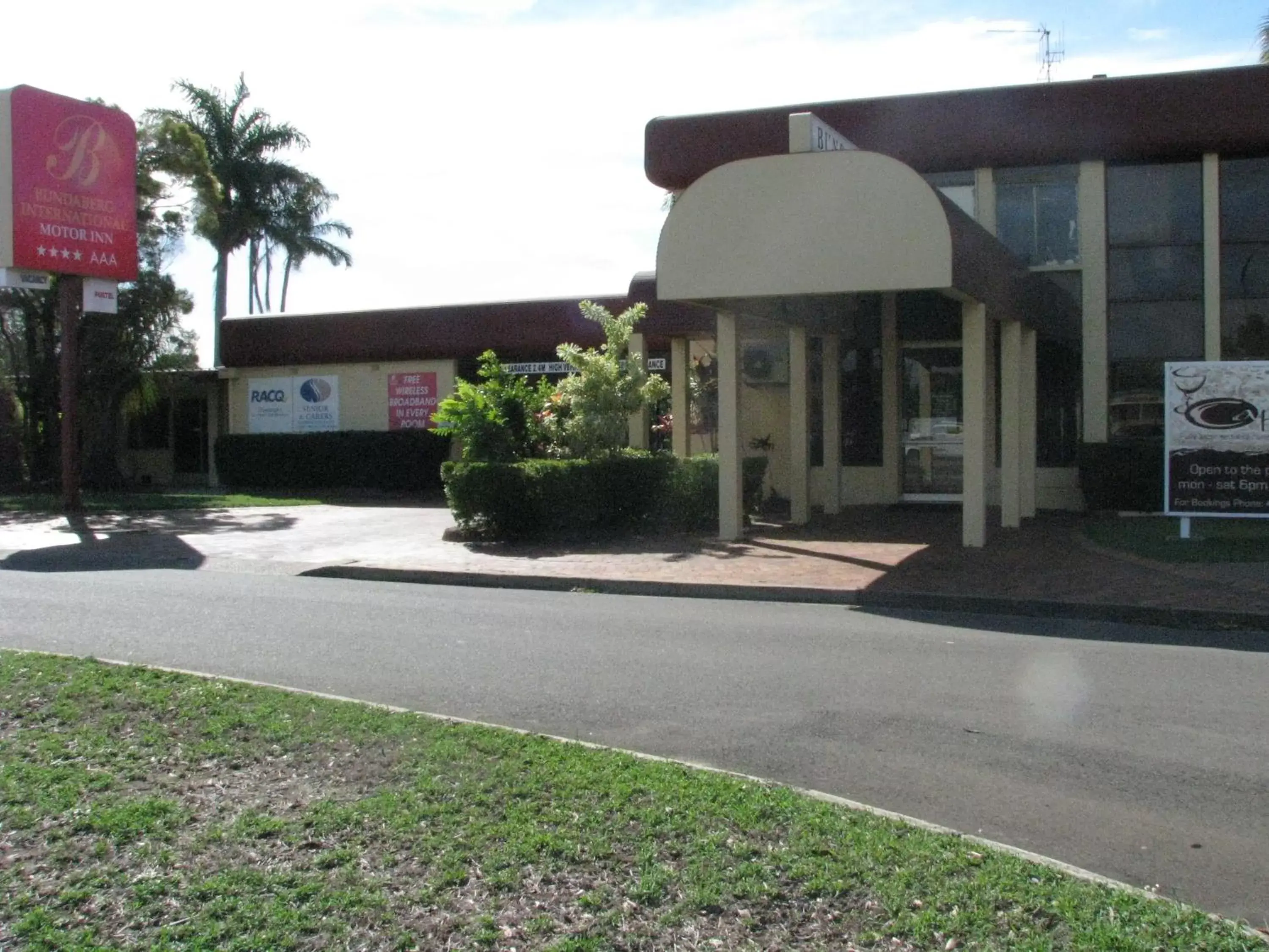 Facade/entrance, Property Building in Bundaberg International Motor Inn