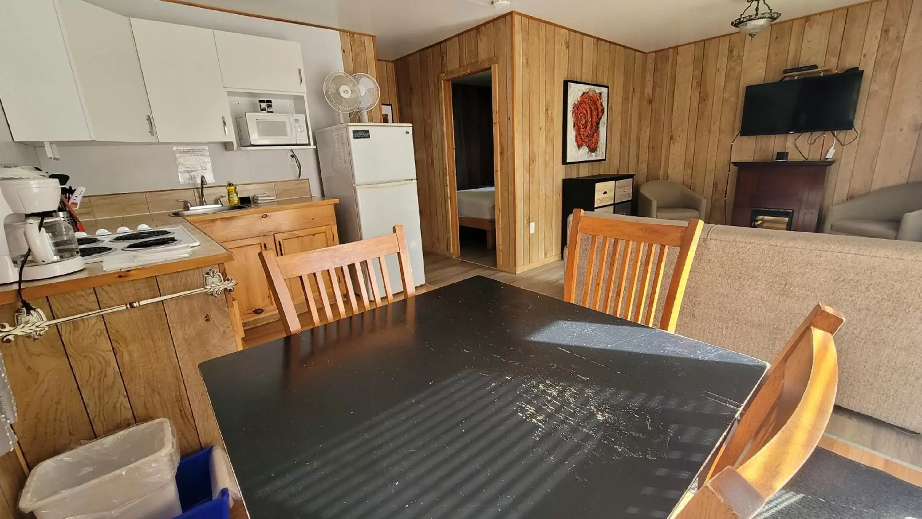 Kitchen/Kitchenette in Parkway Cottage Resort and Trading Post