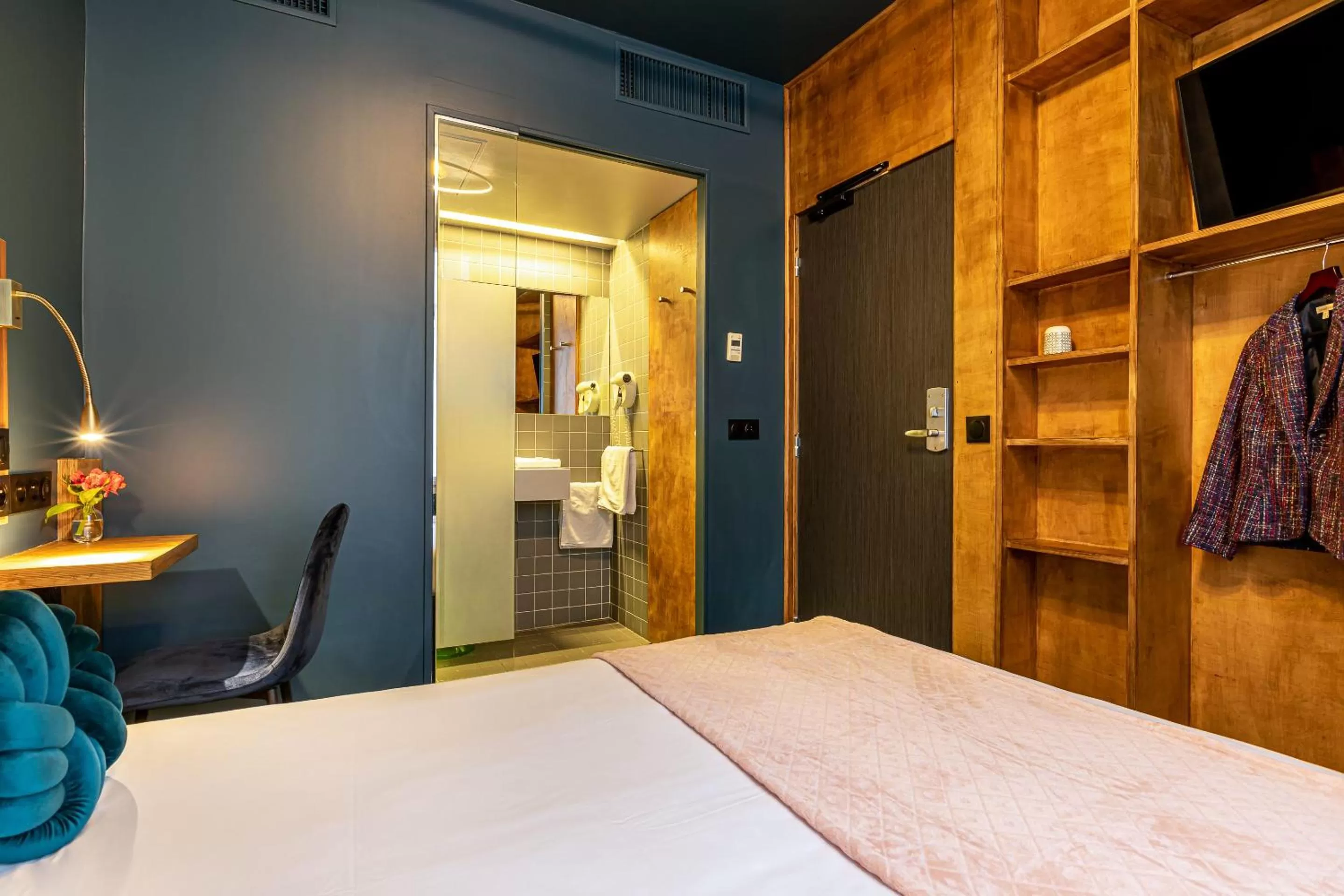 Bathroom, Bed in Hotel Glasgow Monceau by Patrick Hayat