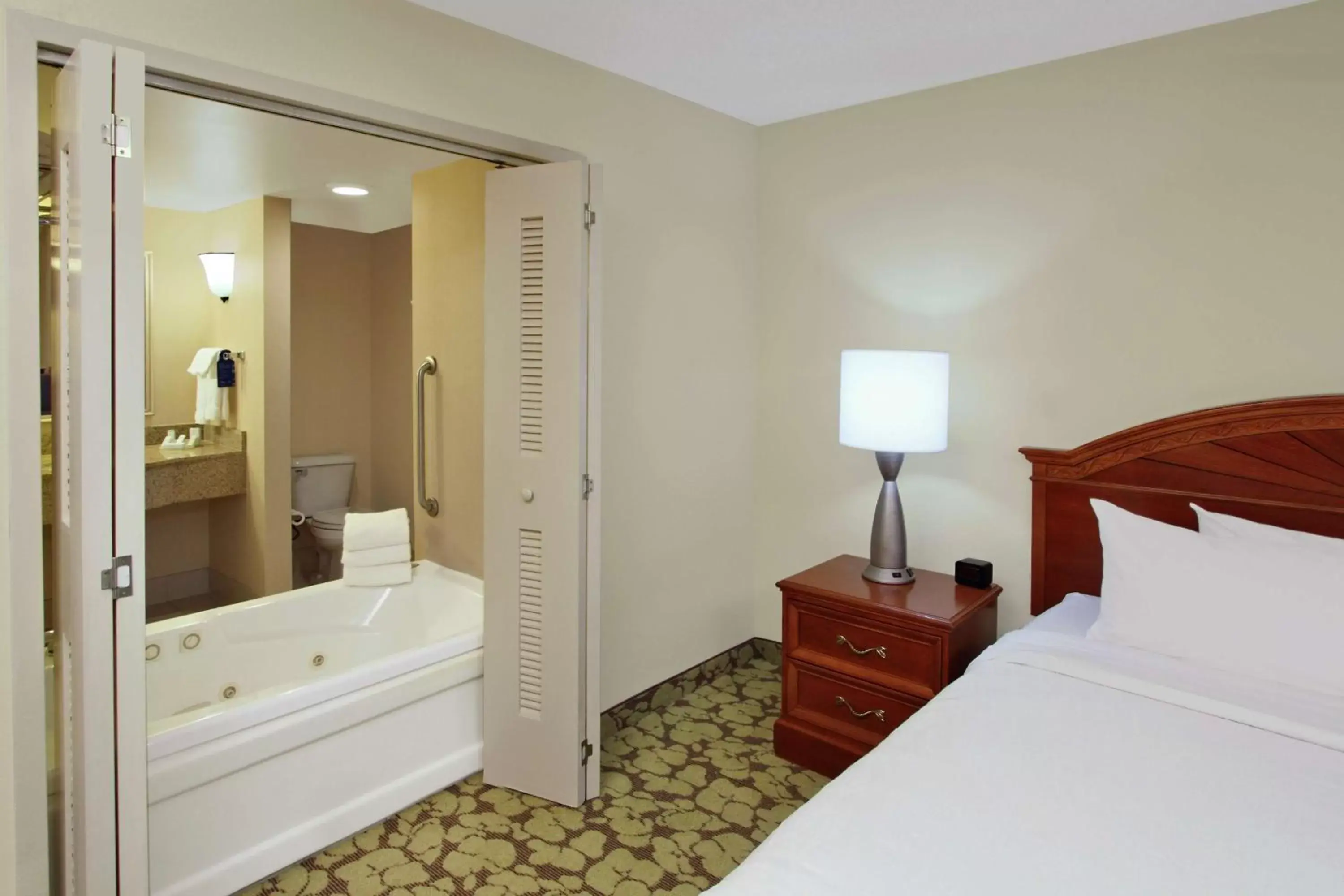 Bathroom, Bed in Hilton Garden Inn Chesapeake Greenbrier