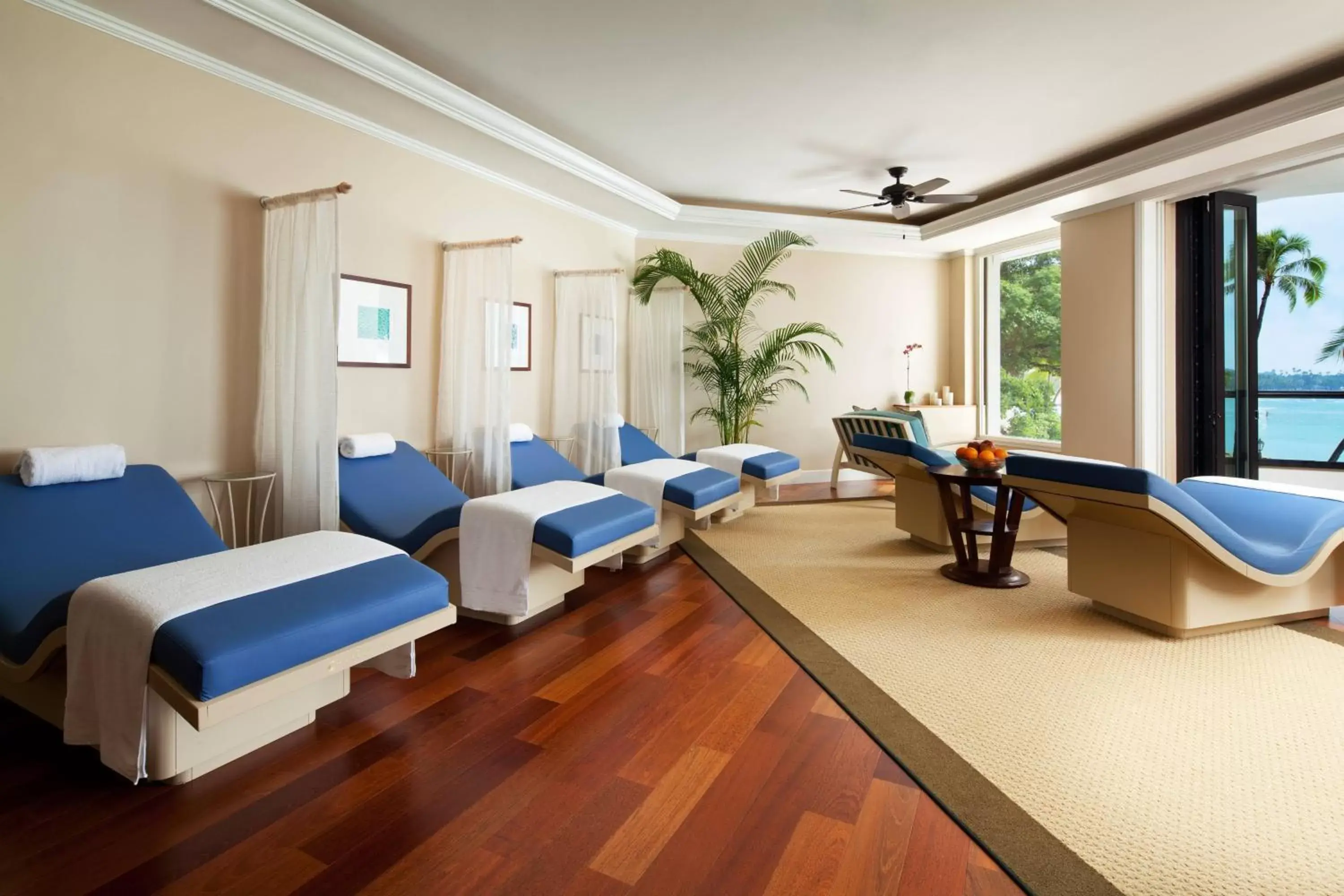 Lounge or bar in Moana Surfrider, A Westin Resort & Spa, Waikiki Beach