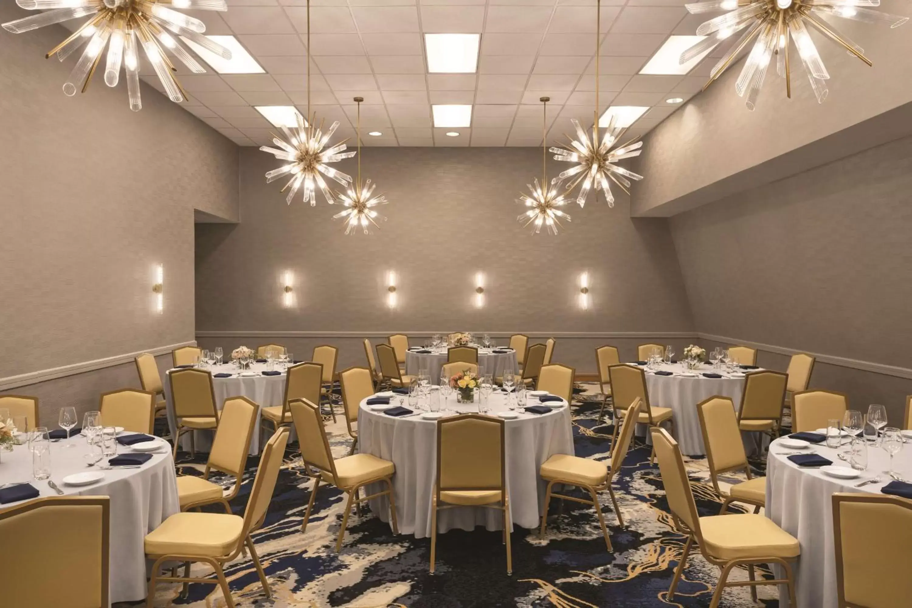 Meeting/conference room, Restaurant/Places to Eat in DoubleTree by Hilton Tampa Rocky Point Waterfront