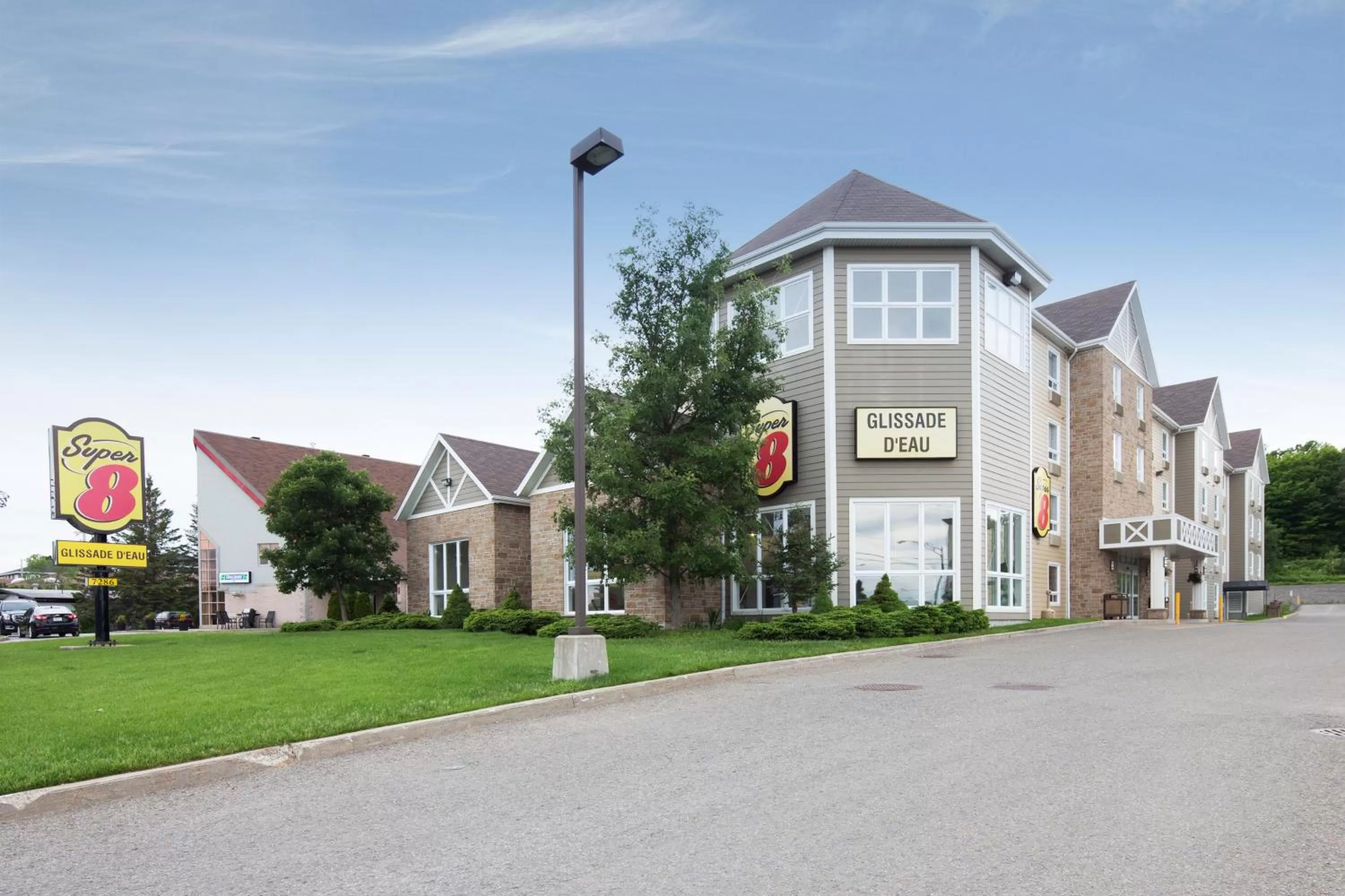 Facade/entrance in Super 8 by Wyndham Quebec City