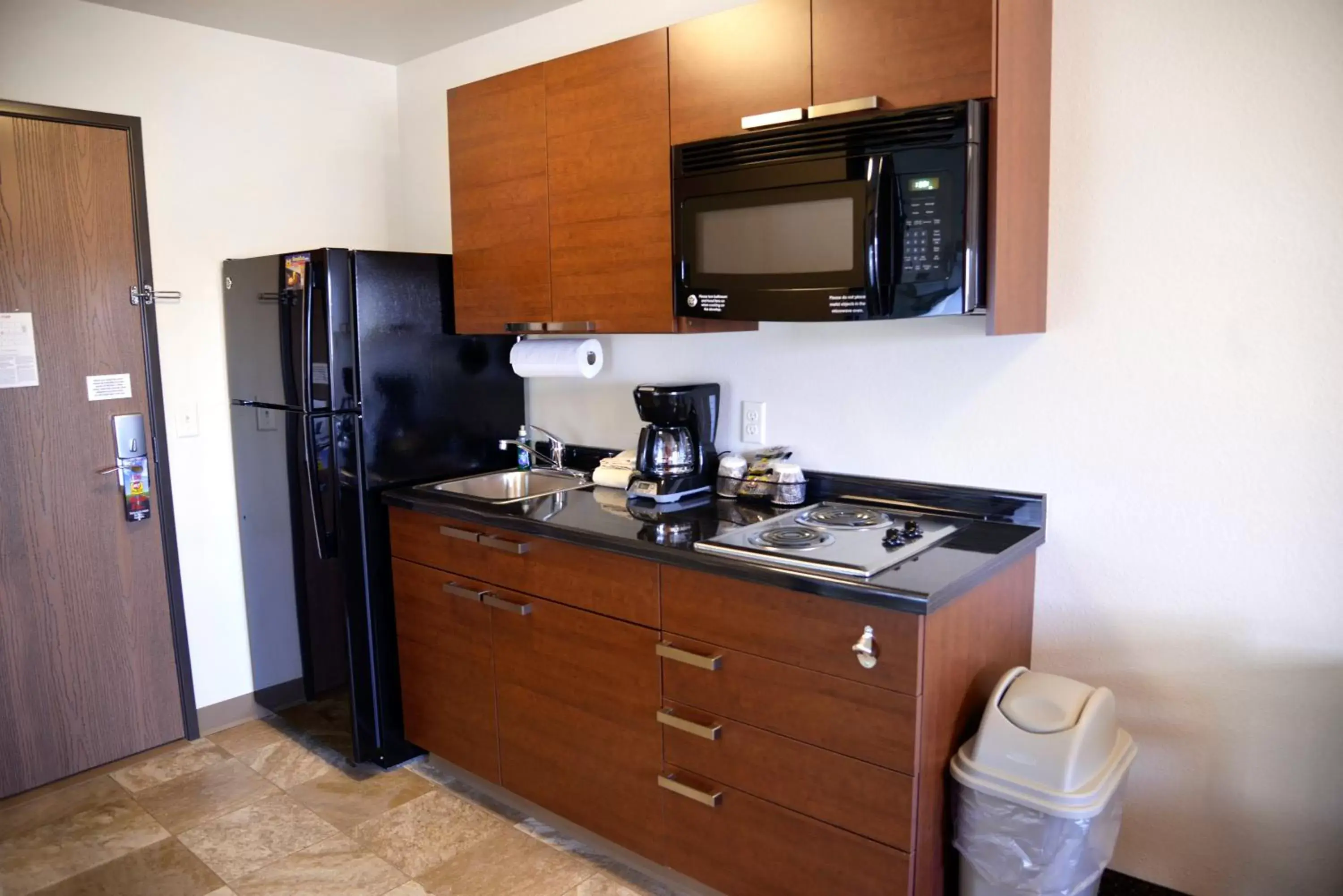 Kitchen or kitchenette, Kitchen/Kitchenette in My Place Hotel-Marquette, MI