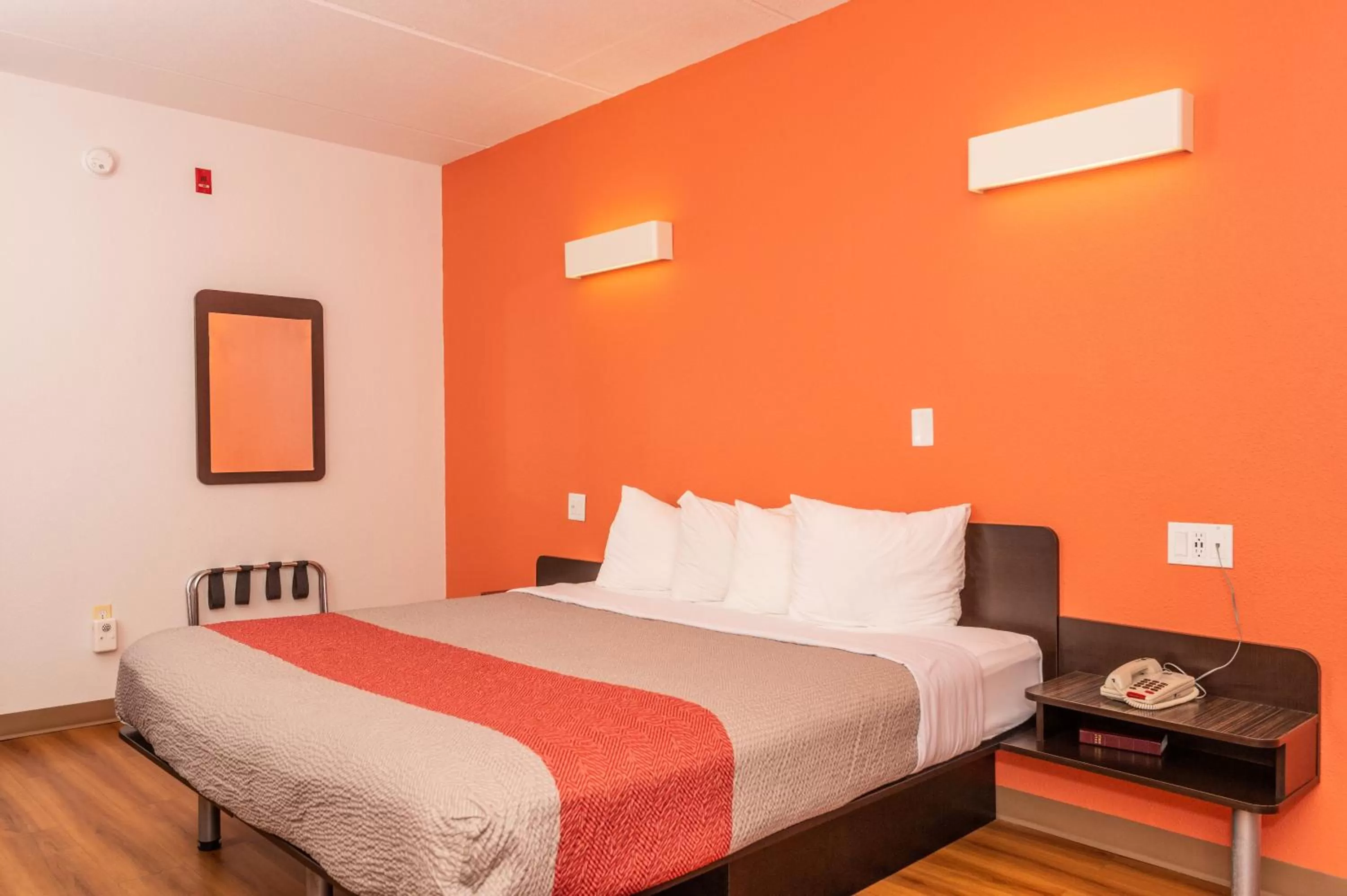 Bedroom, Bed in Motel 6-Kingsport, TN