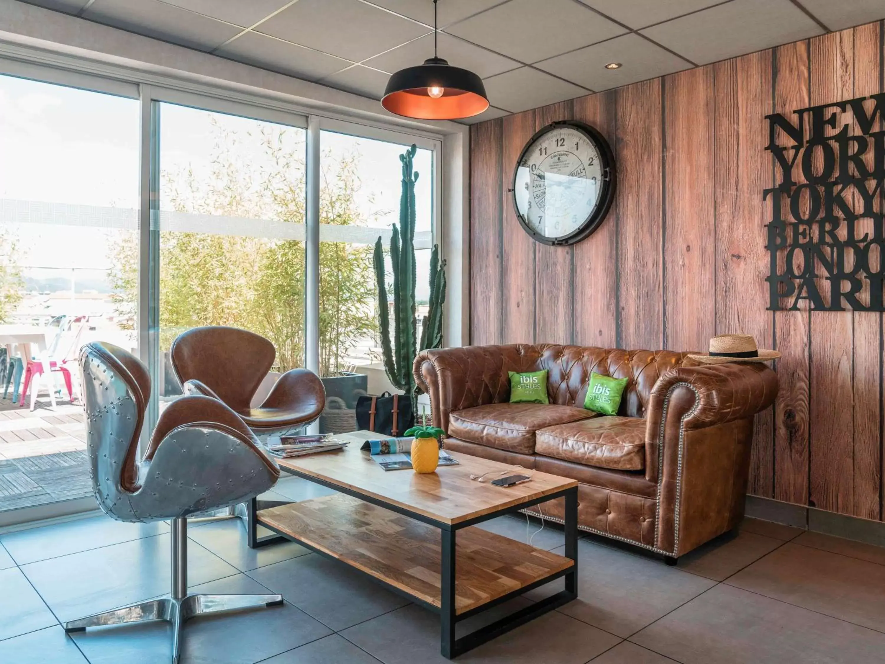 Lounge or bar, Seating Area in Ibis Styles Hyères Rooftop & Spa