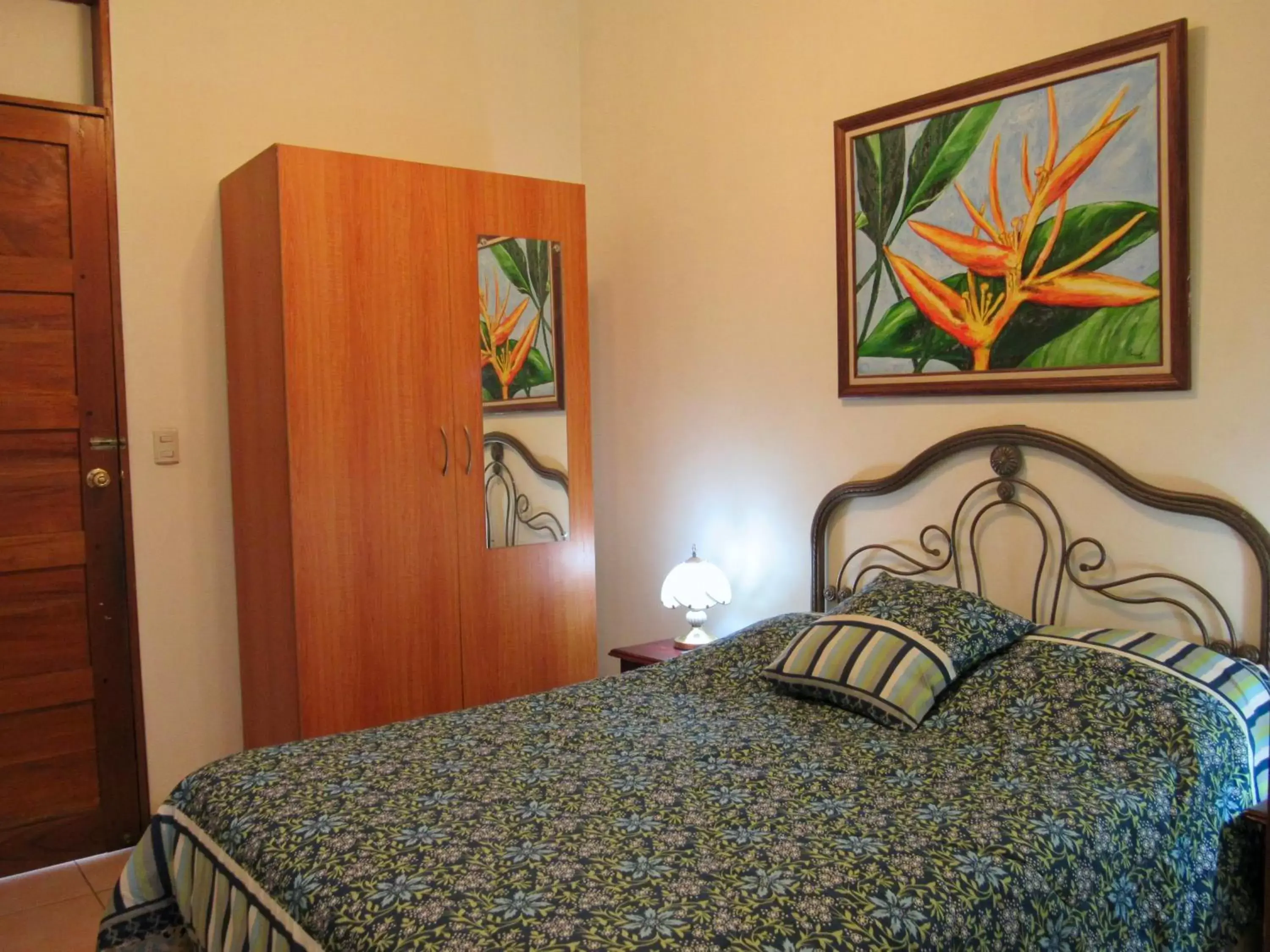 Bed in Hotel La Guaria Inn & Suites