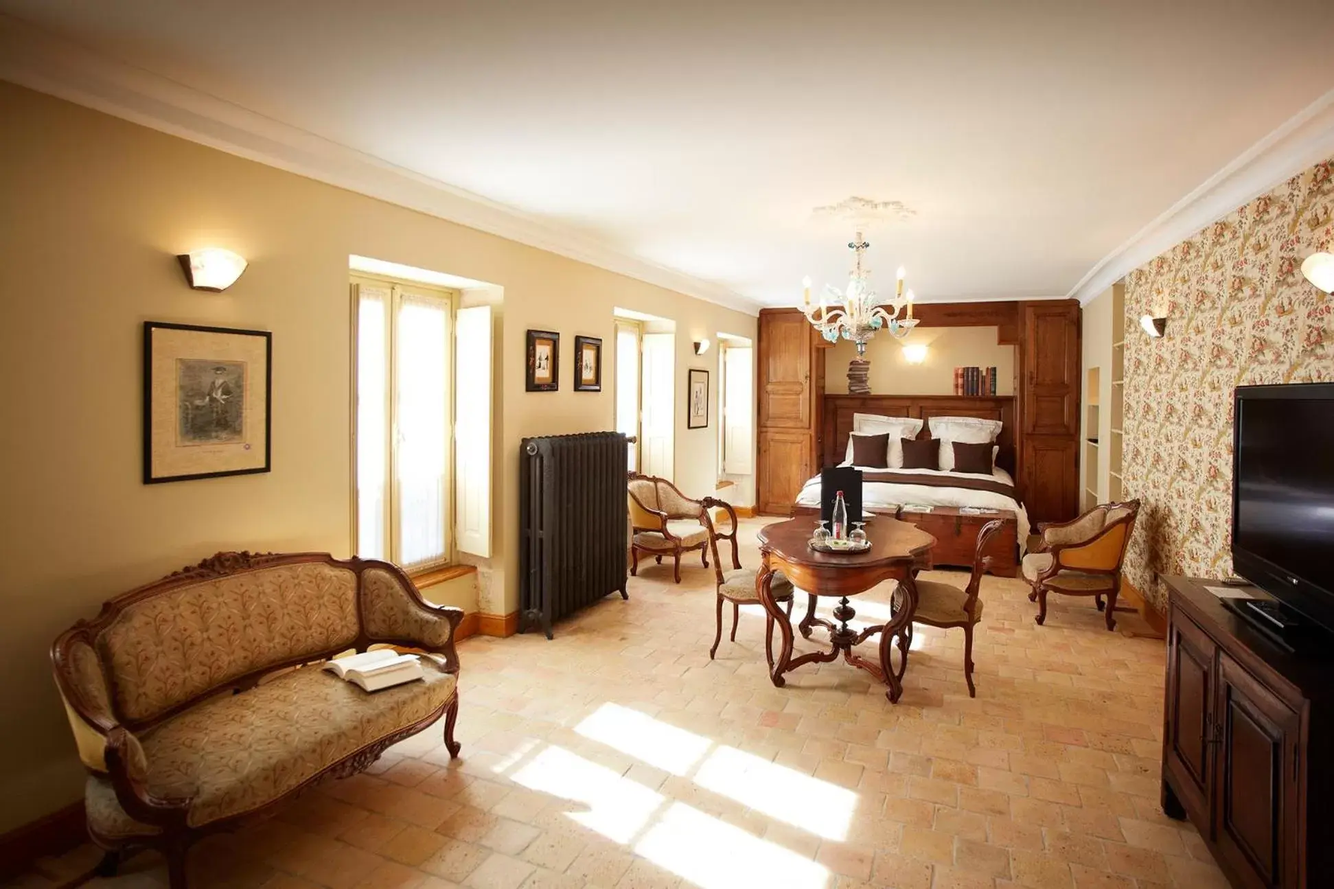 Photo of the whole room, Seating Area in Le Clos Sainte-Marguerite - Chez les Fatien