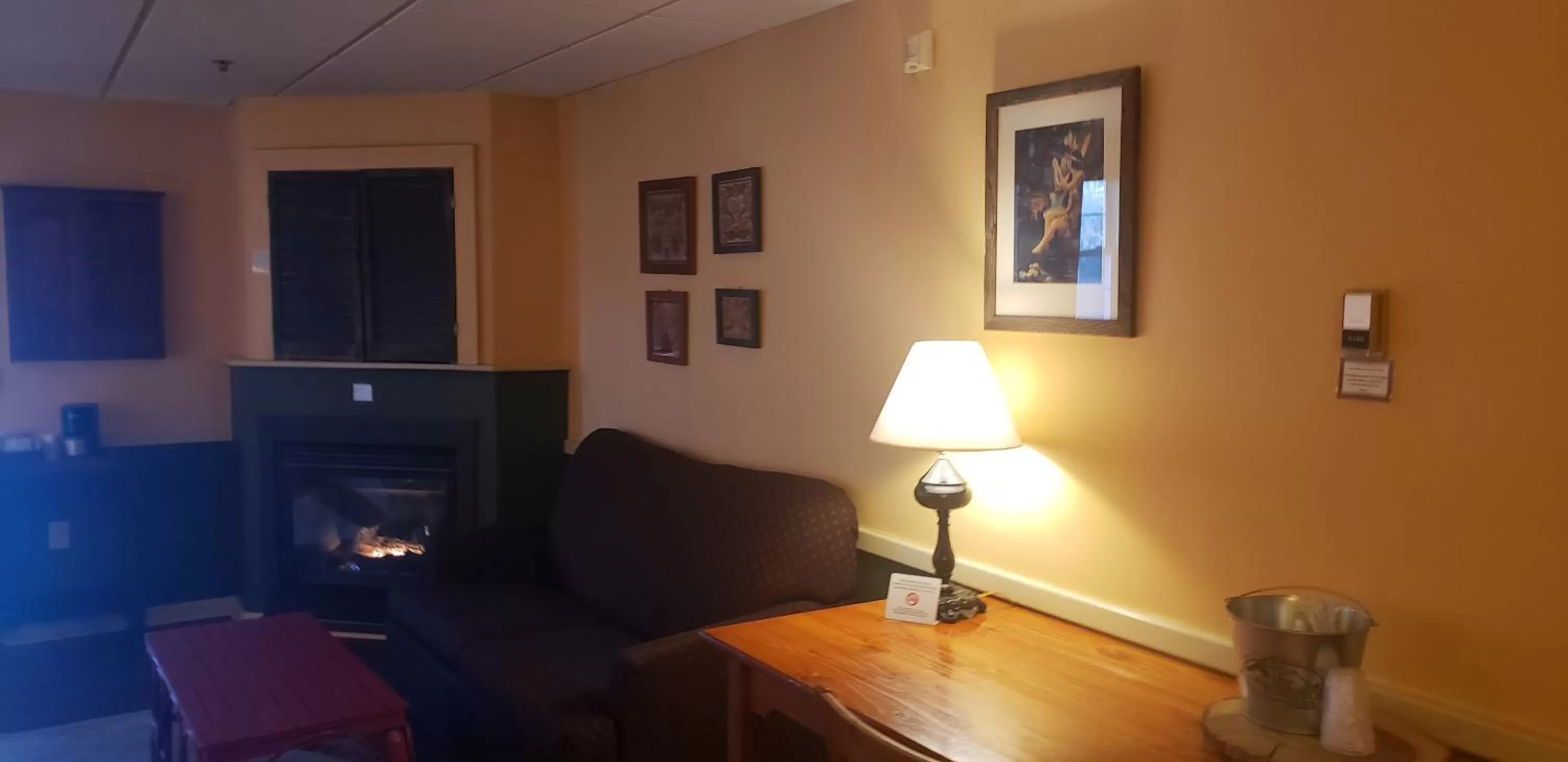 Seating area in The Common Man Inn, Spa & Lodge