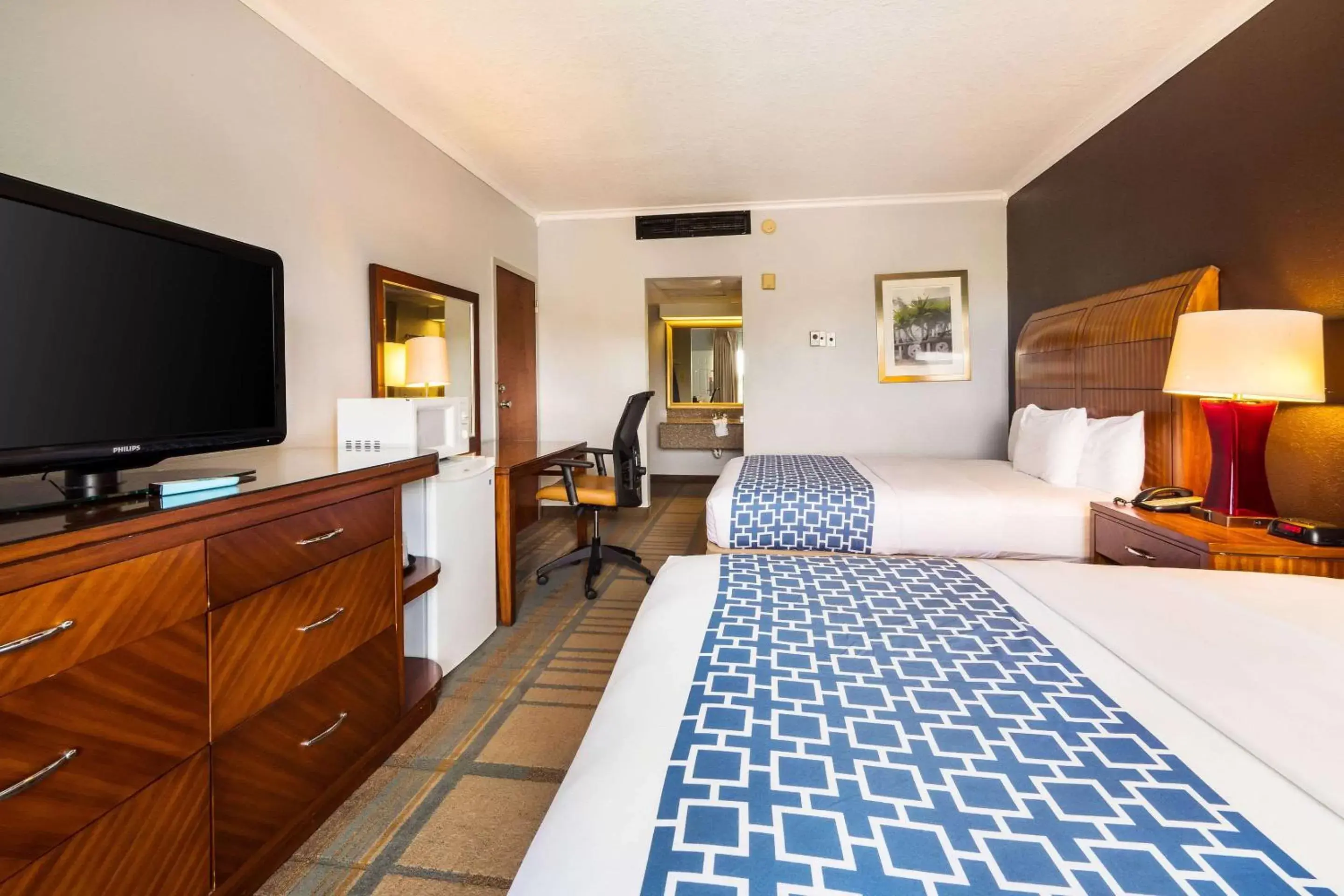 Queen Room with Two Queen Beds and Pool View - Non-Smoking in Econo Lodge Winter Haven Chain of Lakes Queen Room with Two Queen Beds and Pool View - Non-Smoking in Econo Lodge Winter Haven Chain of Lakes