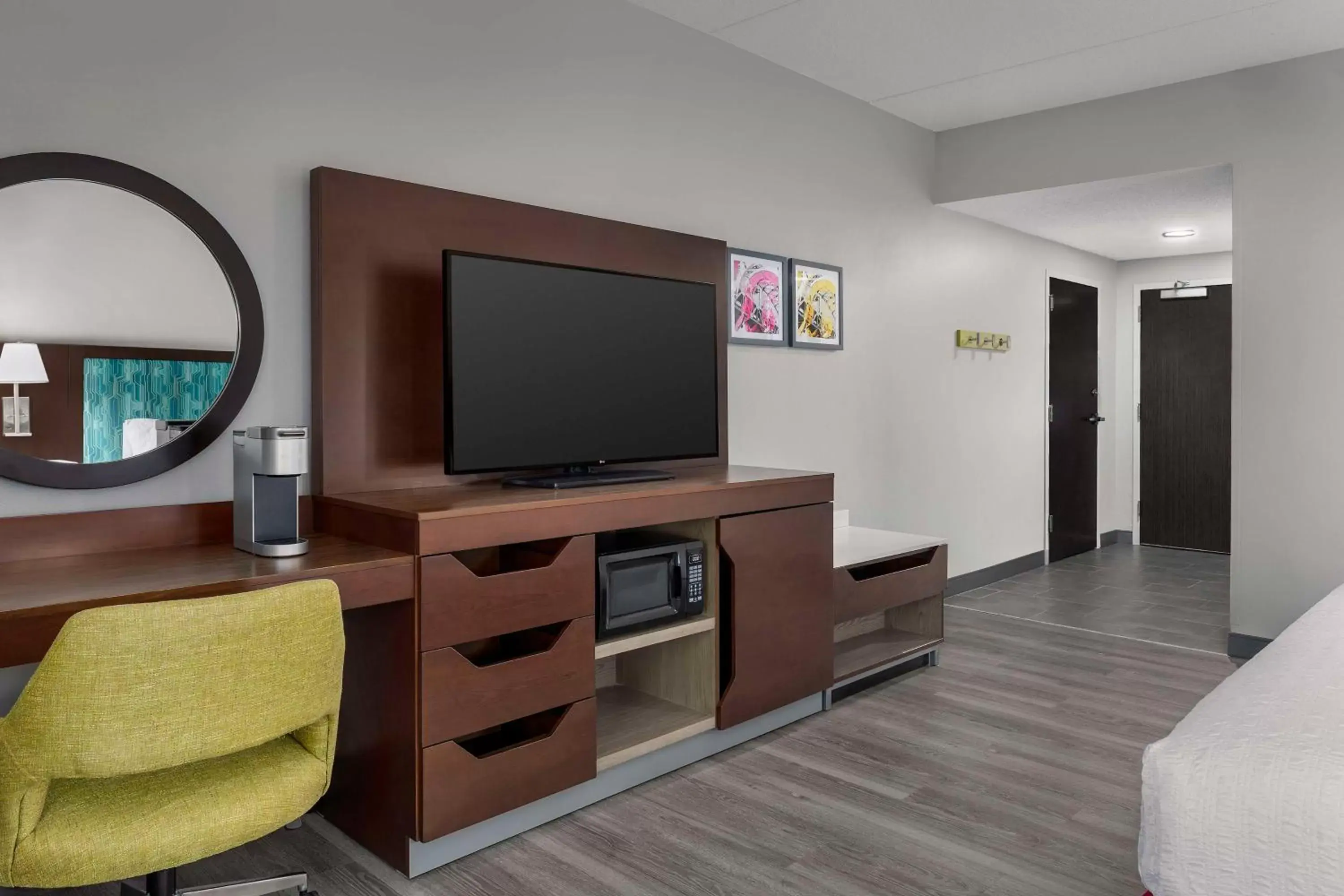 Bedroom, TV/Entertainment Center in Hampton Inn Birmingham I-65/Lakeshore Drive