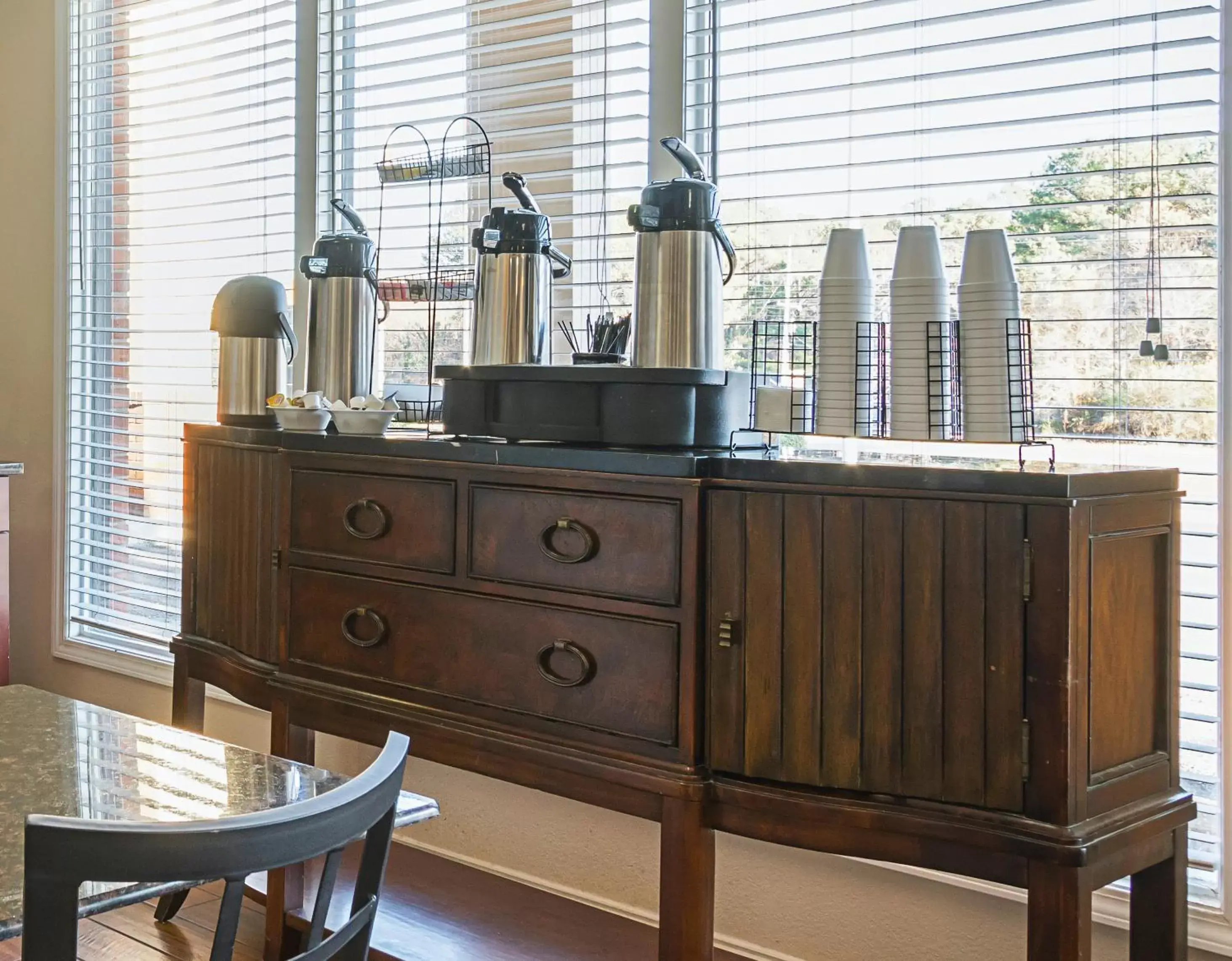 Coffee/tea facilities in Red Roof Inn & Suites Scottsboro