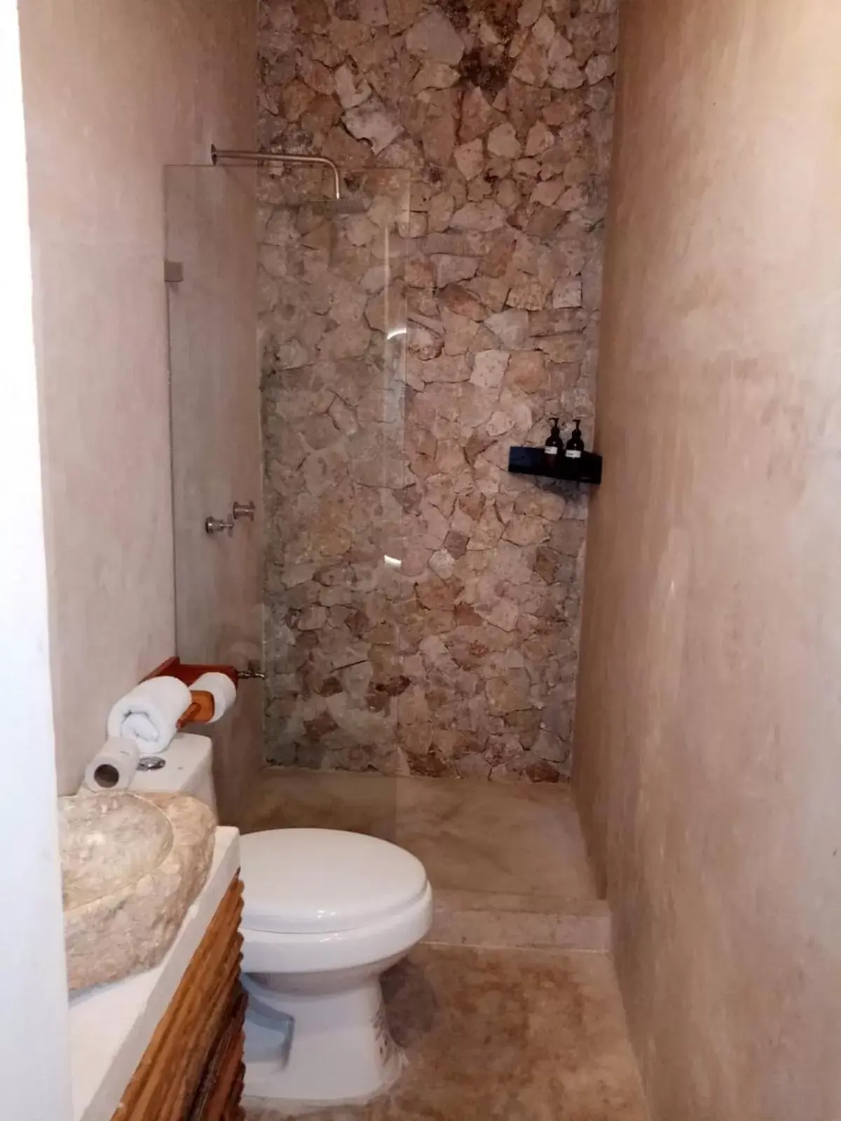 Shower, Bathroom in Hotel Refugio41