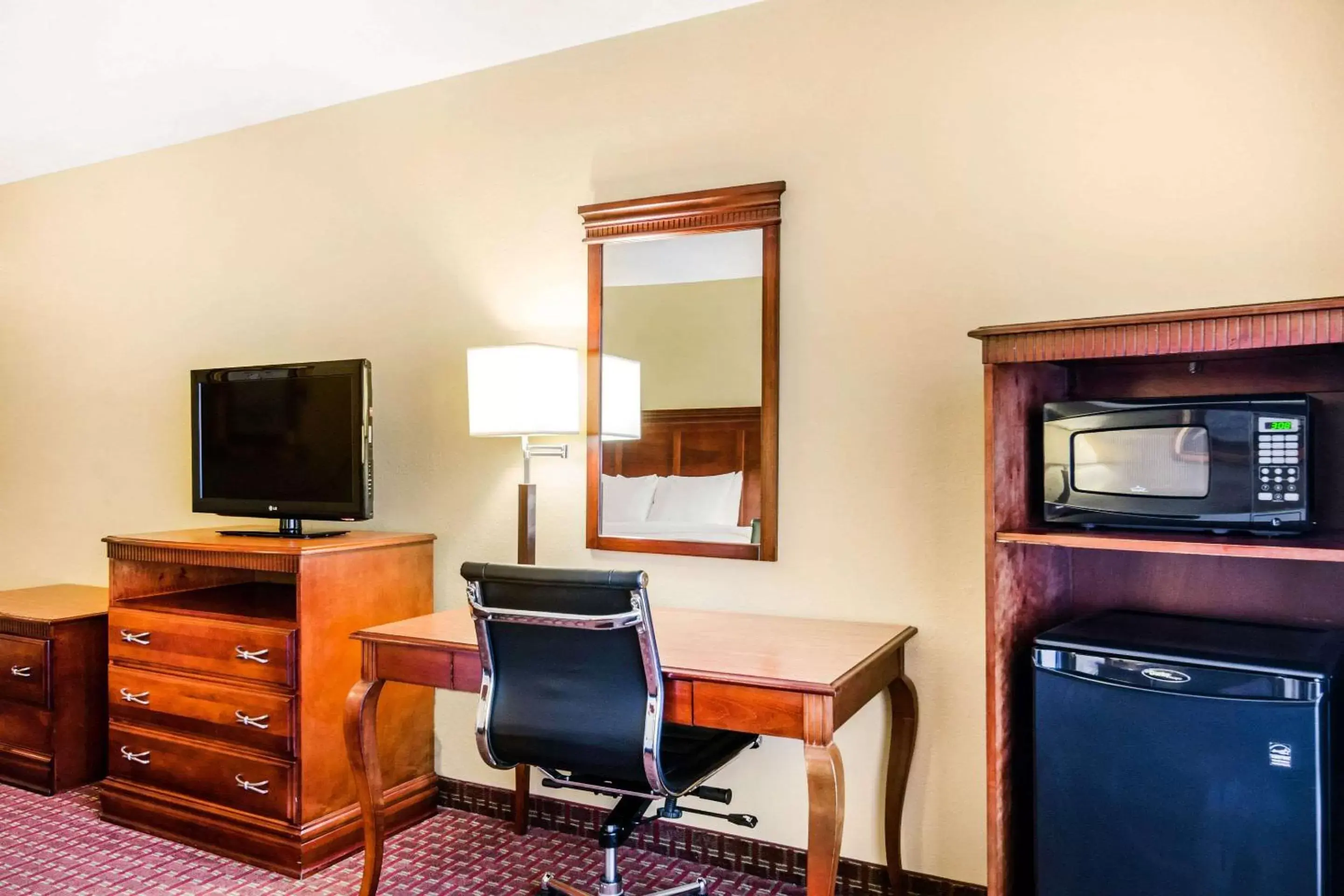 Photo of the whole room, TV/Entertainment Center in Quality Inn & Suites Carthage