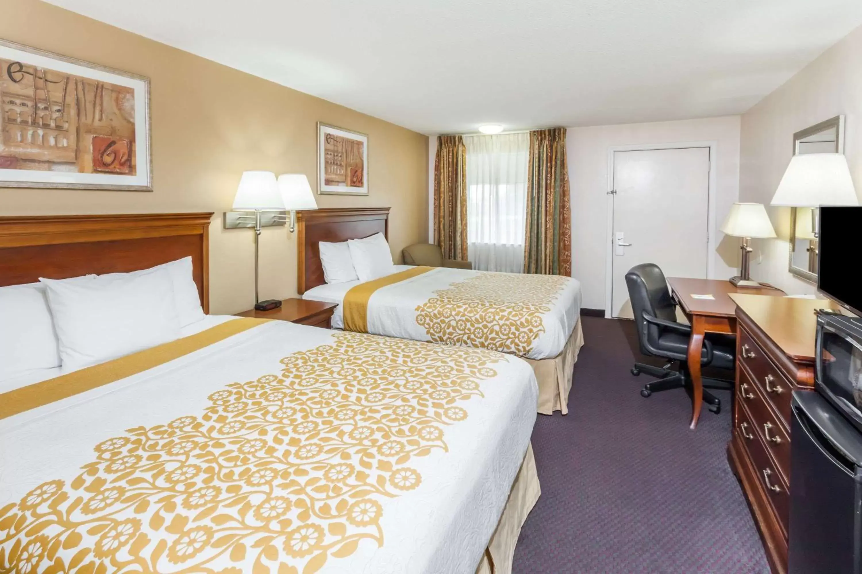 Photo of the whole room, Bed in Days Inn by Wyndham Fort Wayne