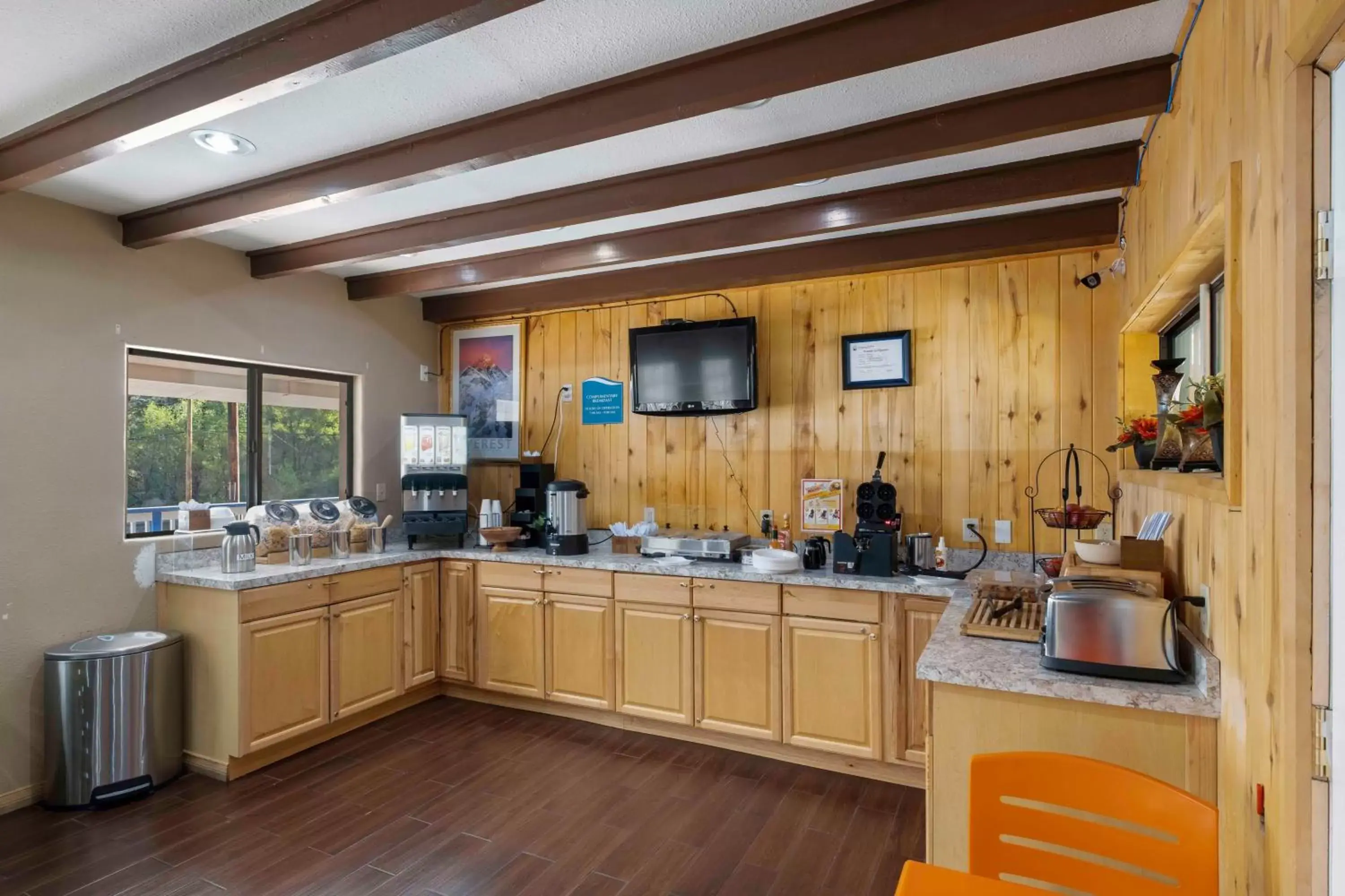 Breakfast, Kitchen/Kitchenette in Budget Lodge