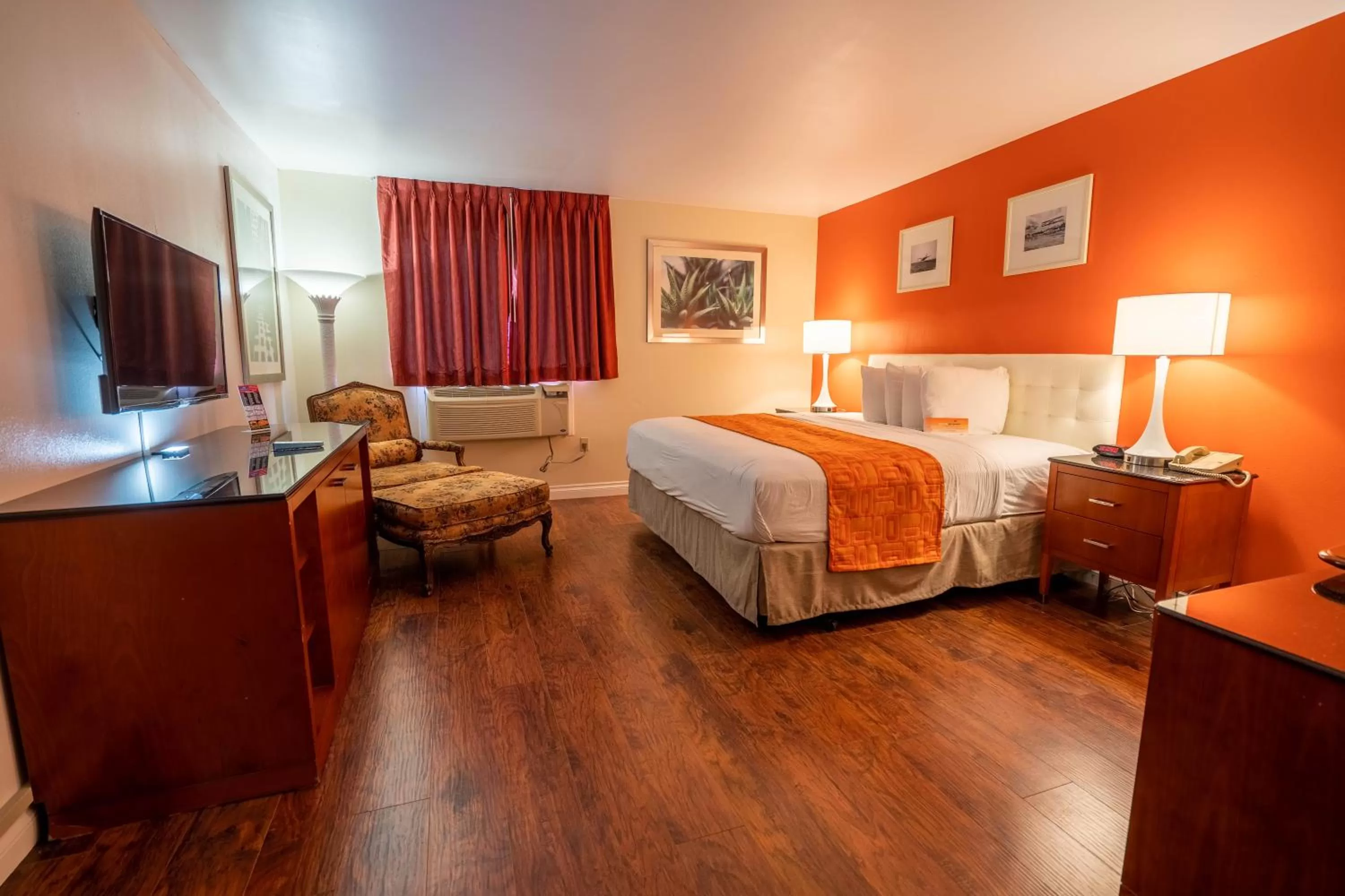 Bed in Howard Johnson by Wyndham Buena Park