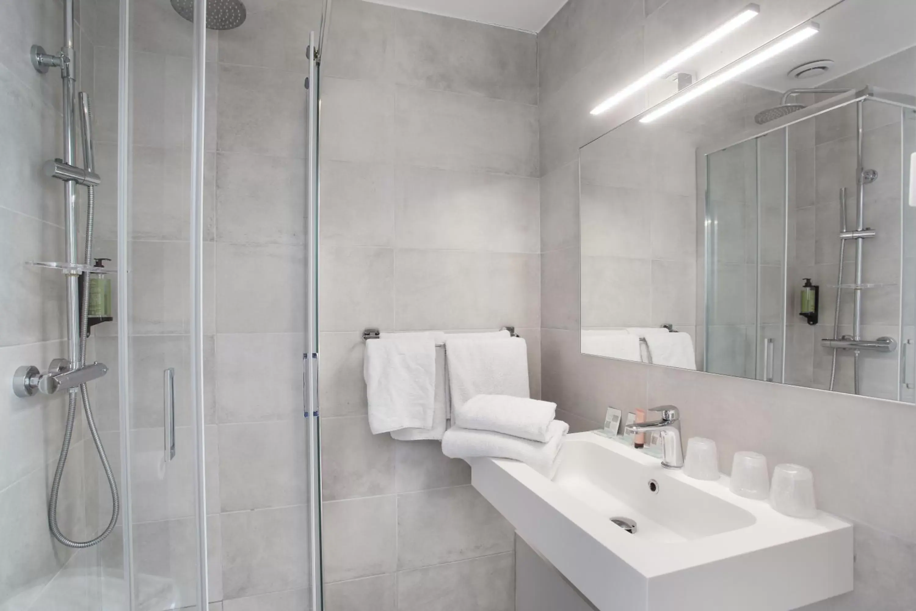 Shower, Bathroom in L'alcôve Hôtel