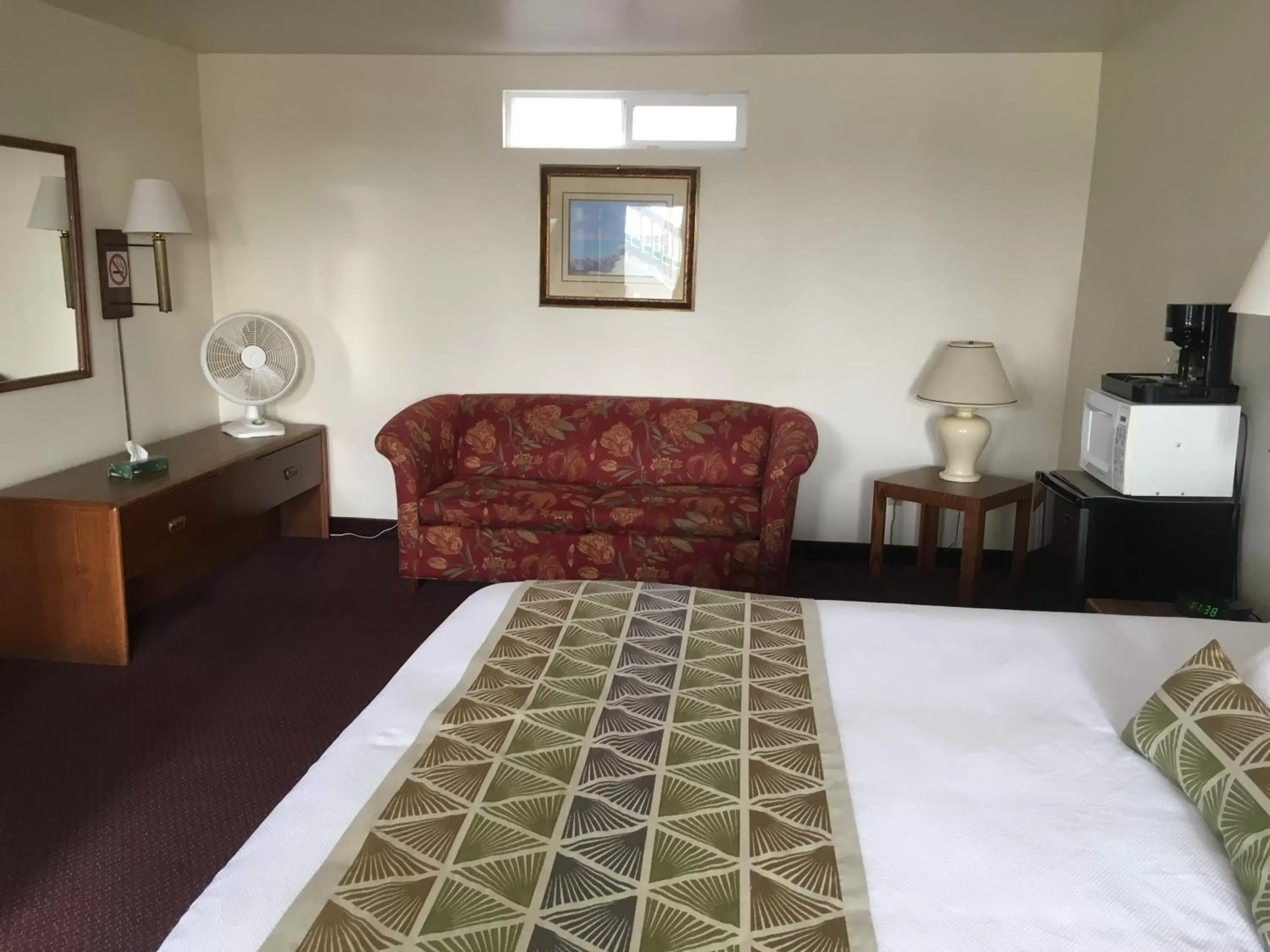 Seating area, Bed in Westward Inn