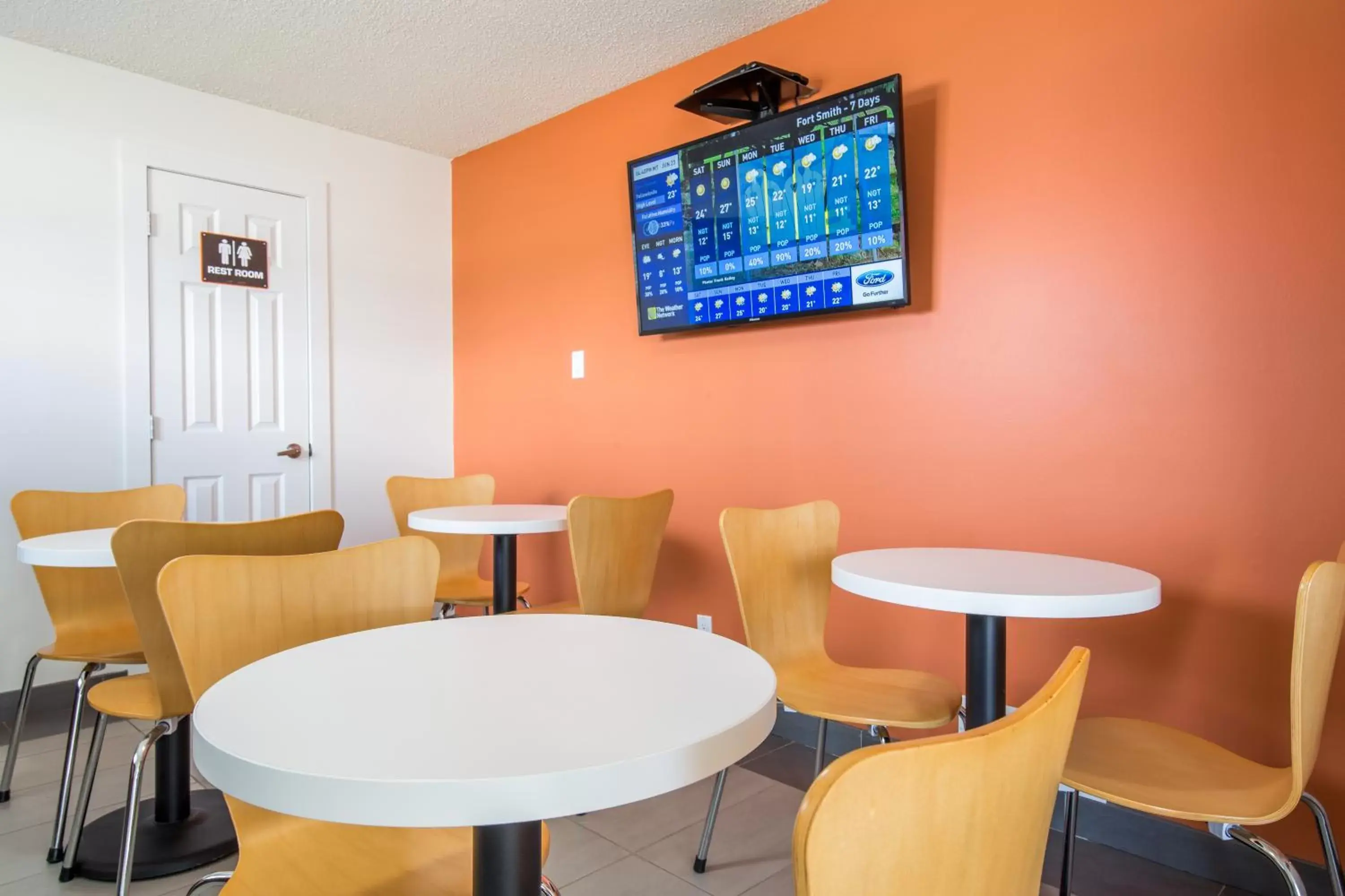 Restaurant/places to eat, Lounge/Bar in Motel 6-Fort Nelson, BC