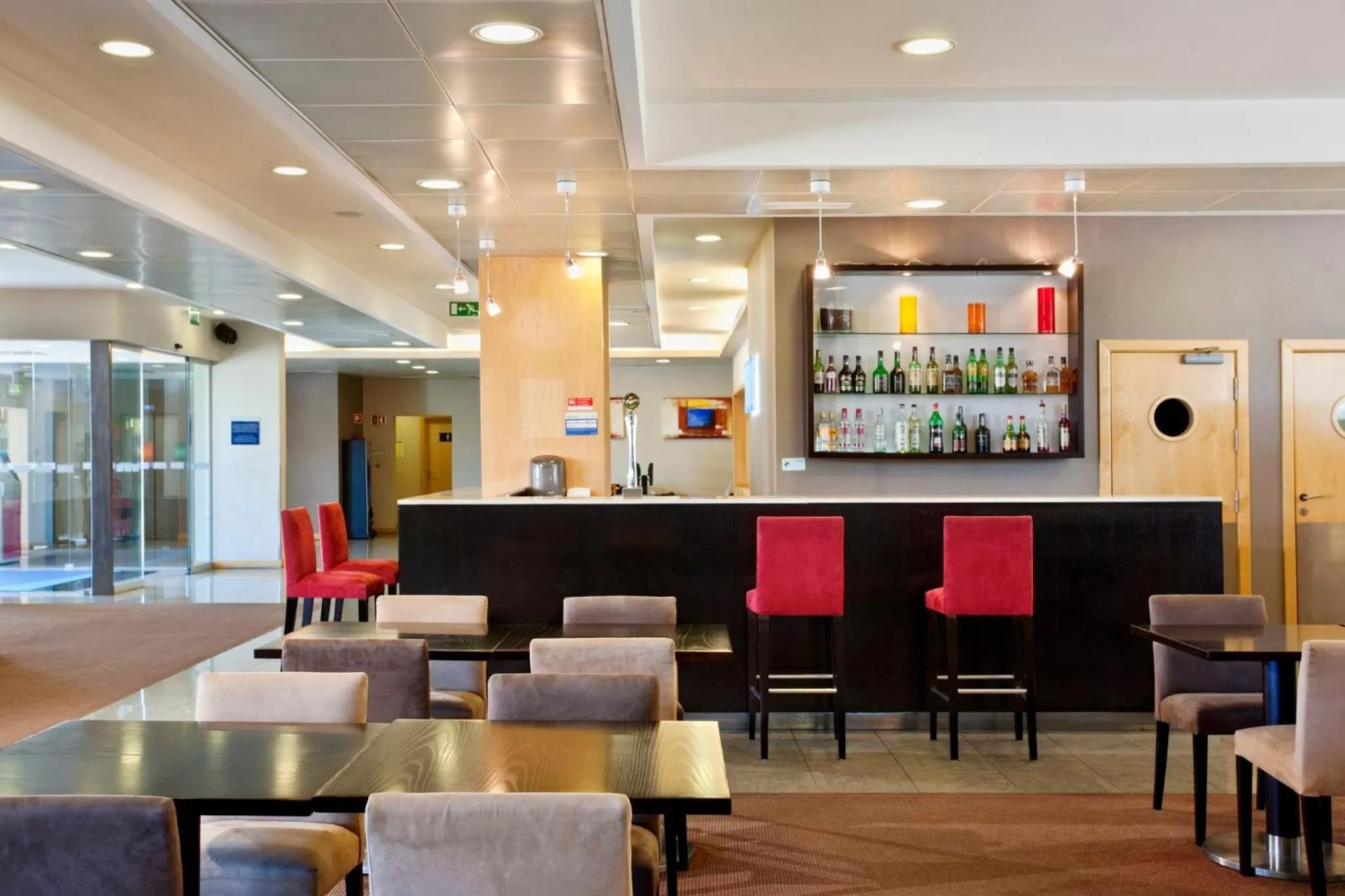 Lounge or bar in Holiday Inn Express Lisbon-Oeiras by IHG