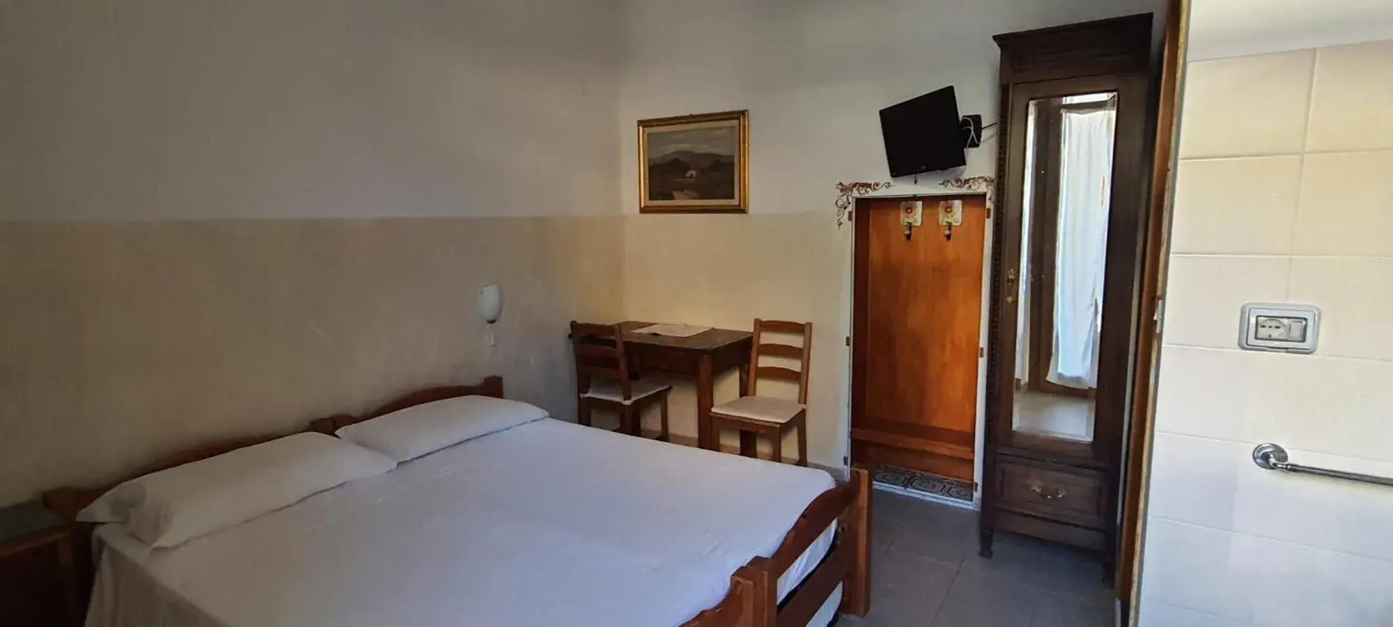 Photo of the whole room, Bed in Albergo Avalon