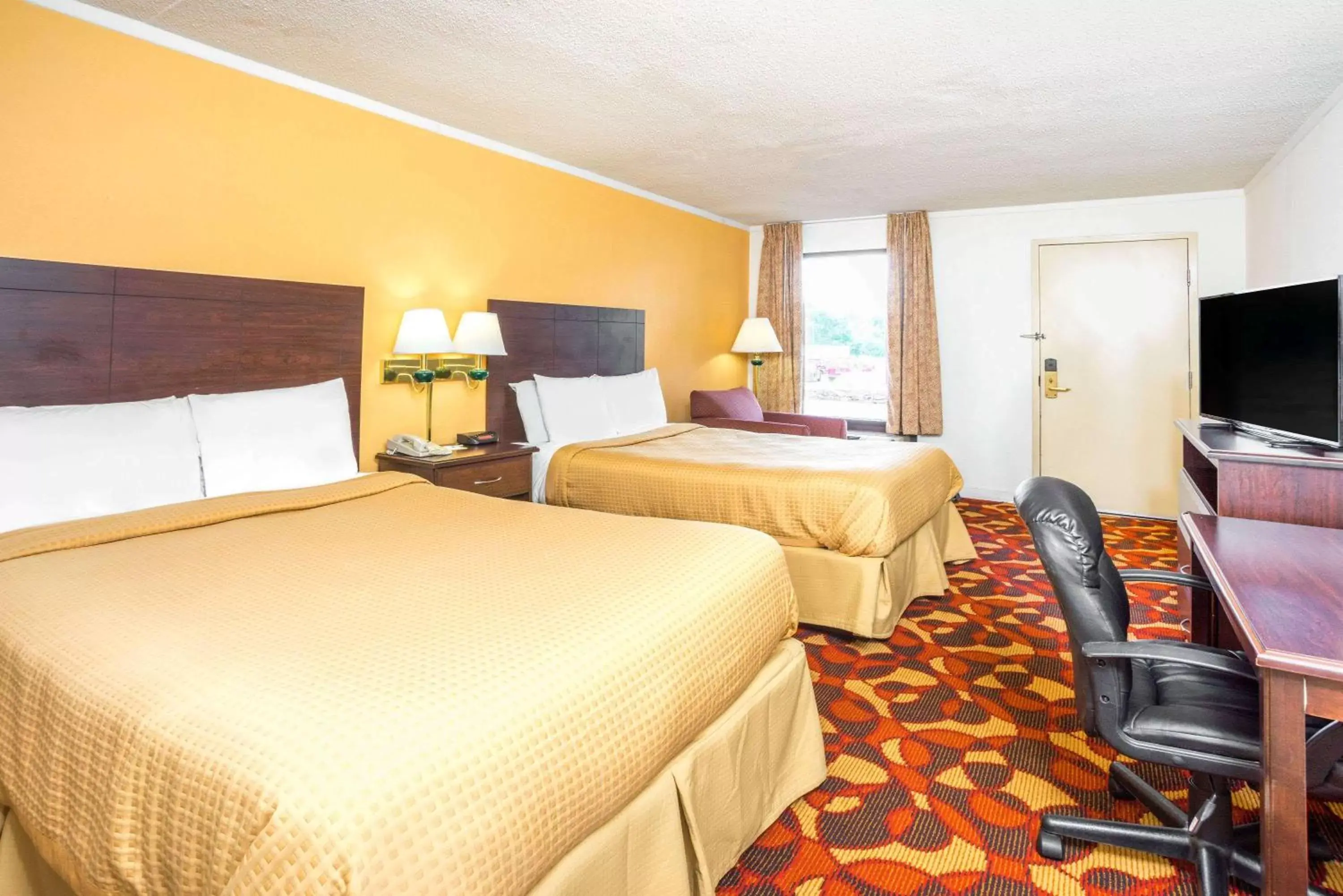 Photo of the whole room, Bed in Days Inn by Wyndham Salem