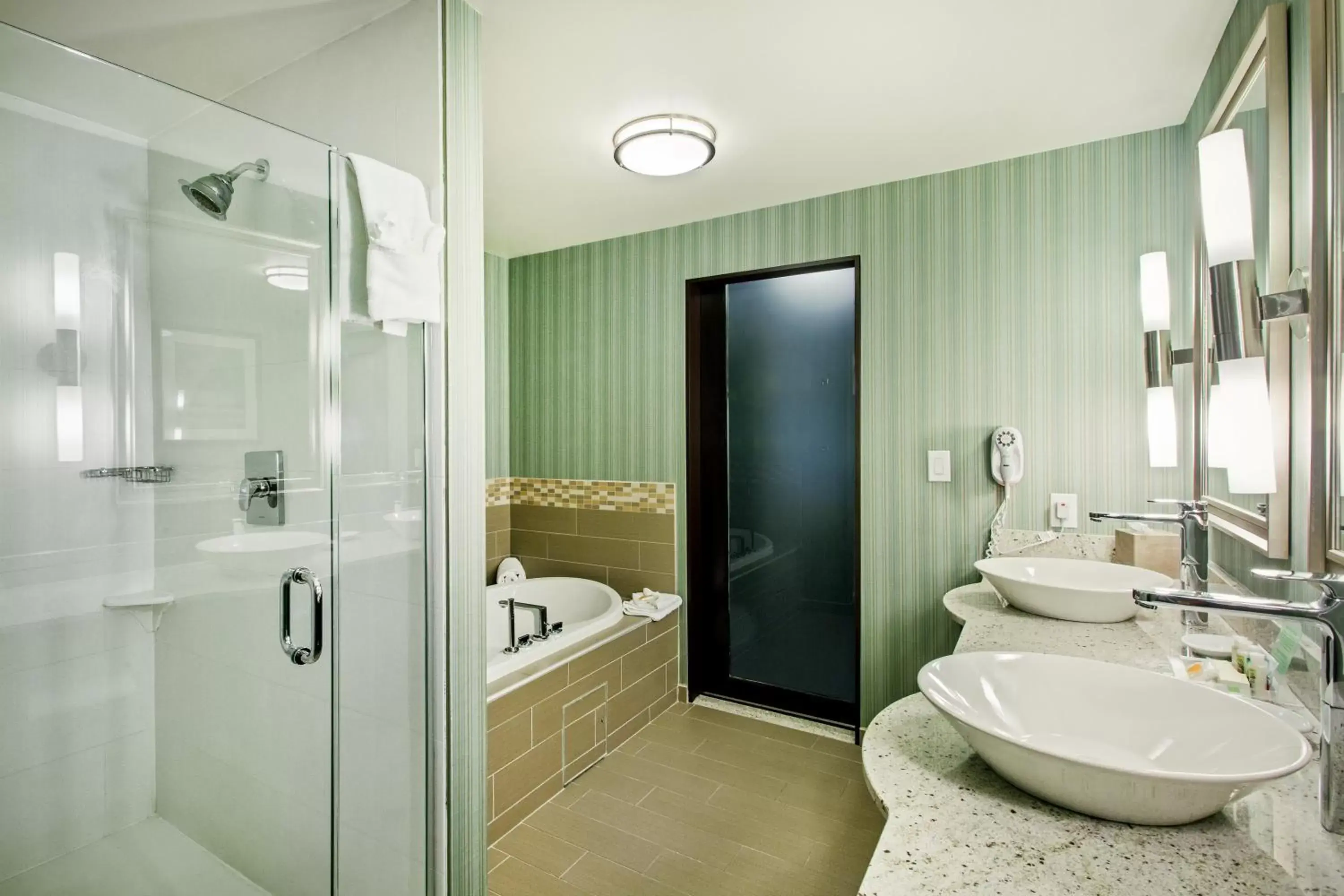 Photo of the whole room, Bathroom in Holiday Inn Saskatoon Downtown, an IHG Hotel