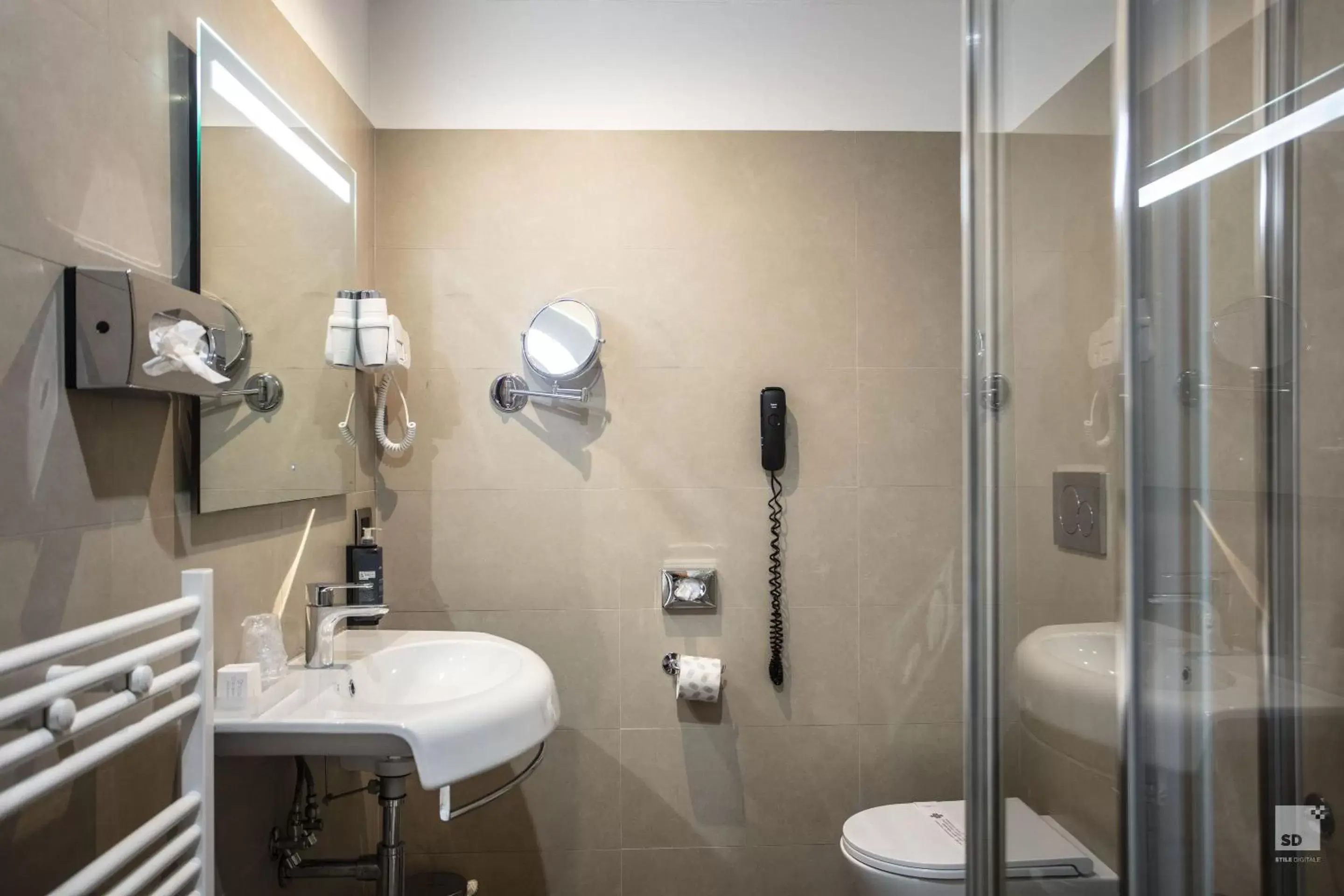 Shower, Bathroom in Hotel Diplomatic