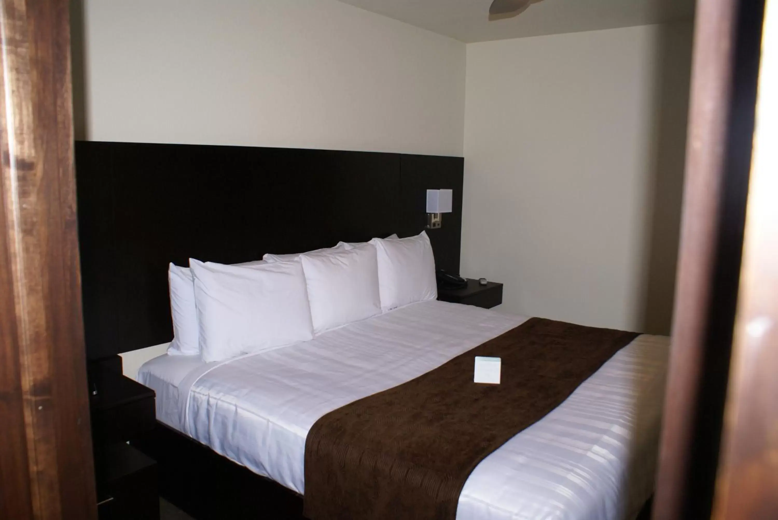Bed in Boarders Inn & Suites by Cobblestone Hotels - Syracuse