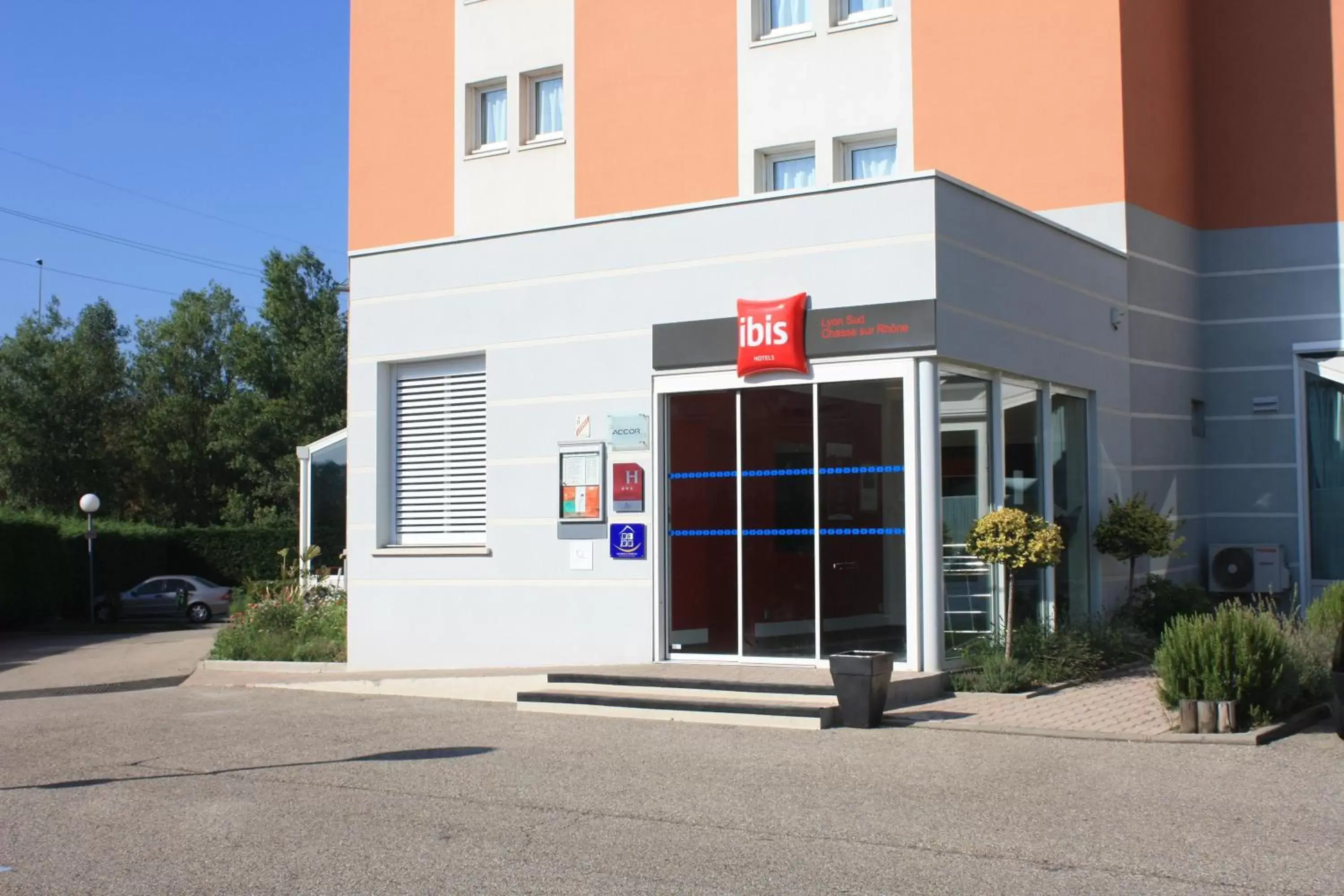 Facade/entrance in IBIS Lyon Sud Chasse Sur Rhône Facade/entrance in IBIS Lyon Sud Chasse Sur Rhône