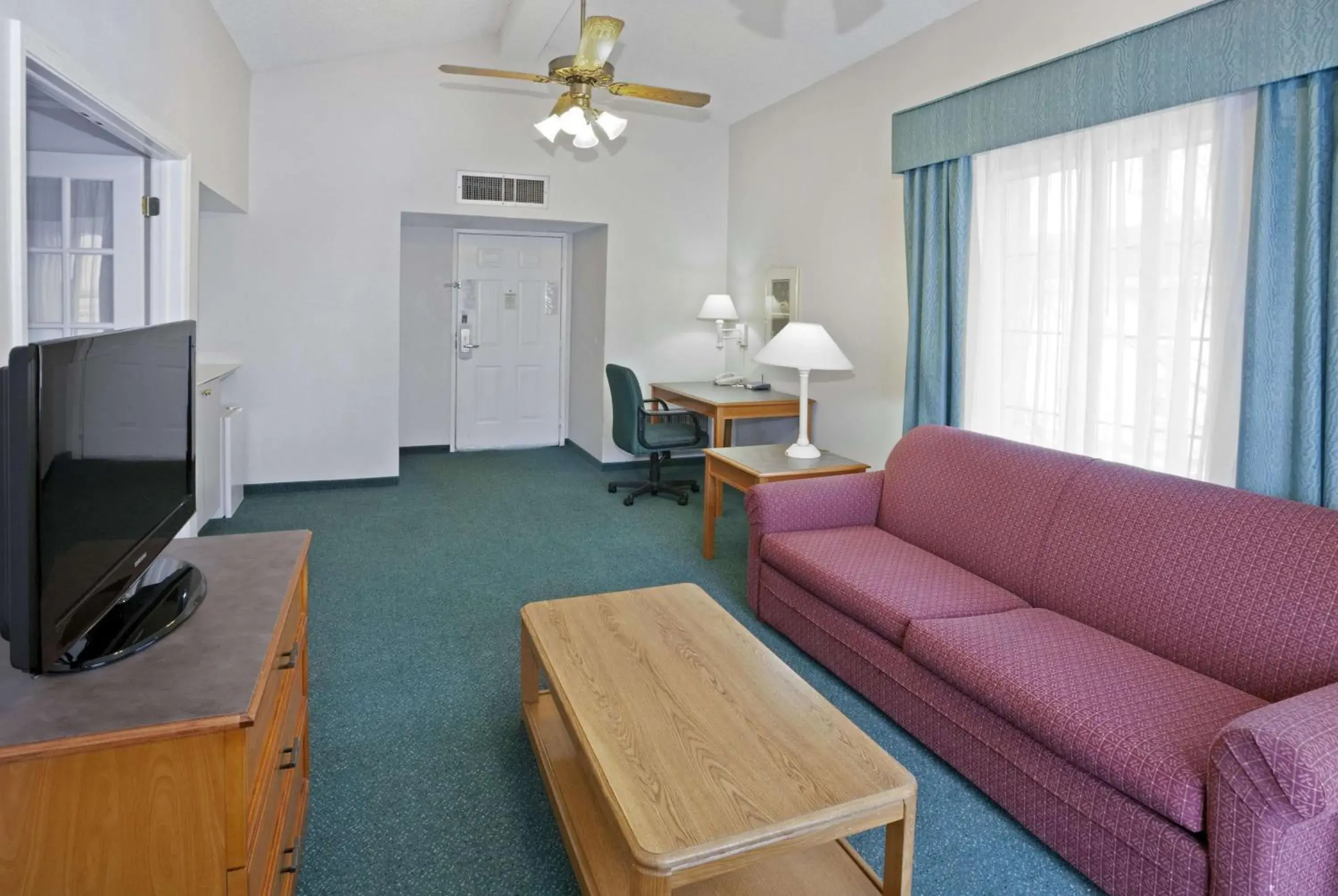 Photo of the whole room, Seating Area in La Quinta Inn by Wyndham Omaha West