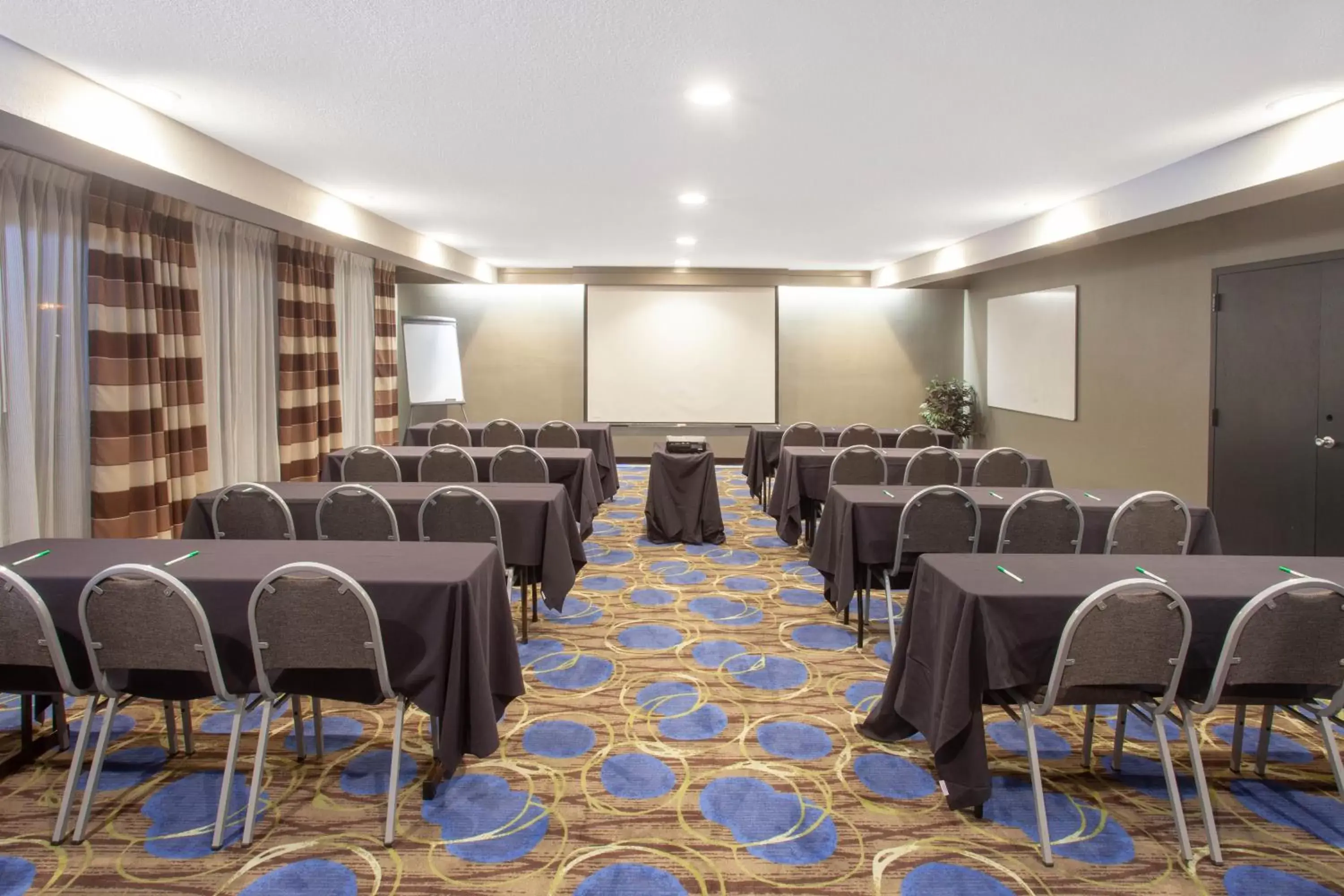 Business facilities in Wyndham Garden Fort Wayne