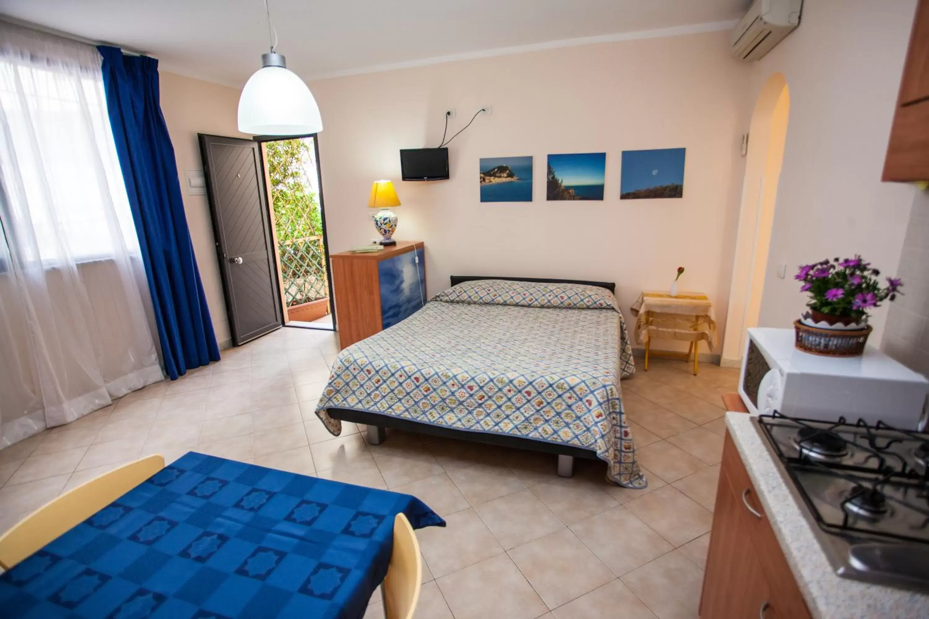 Photo of the whole room, Bed in Casa Vacanze Isophylla