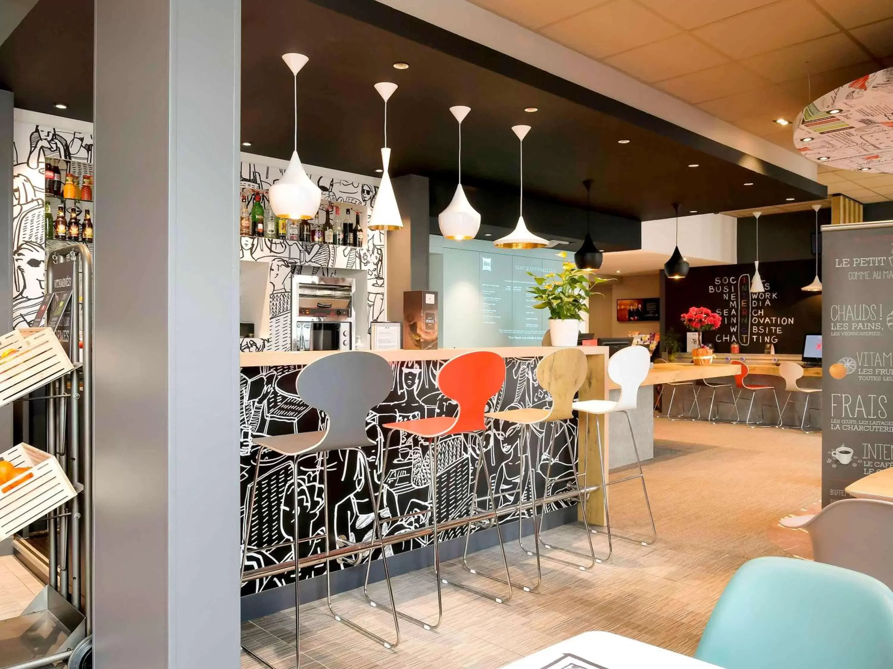 Lounge or bar in ibis Saint Quentin Basilique Lounge or bar in ibis Saint Quentin Basilique
