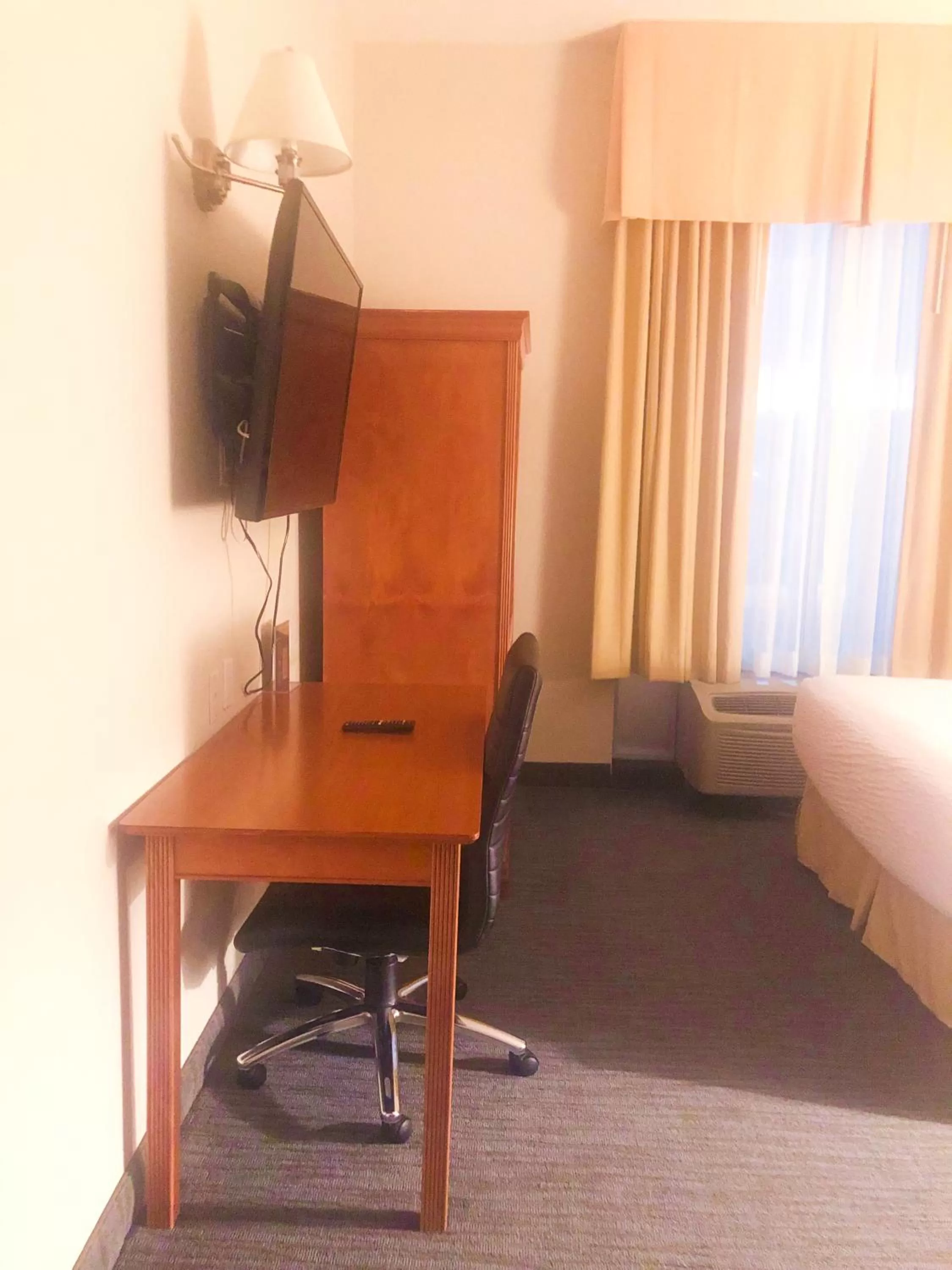 Bedroom in Days Inn by Wyndham Niagara Falls Centre St By the Falls