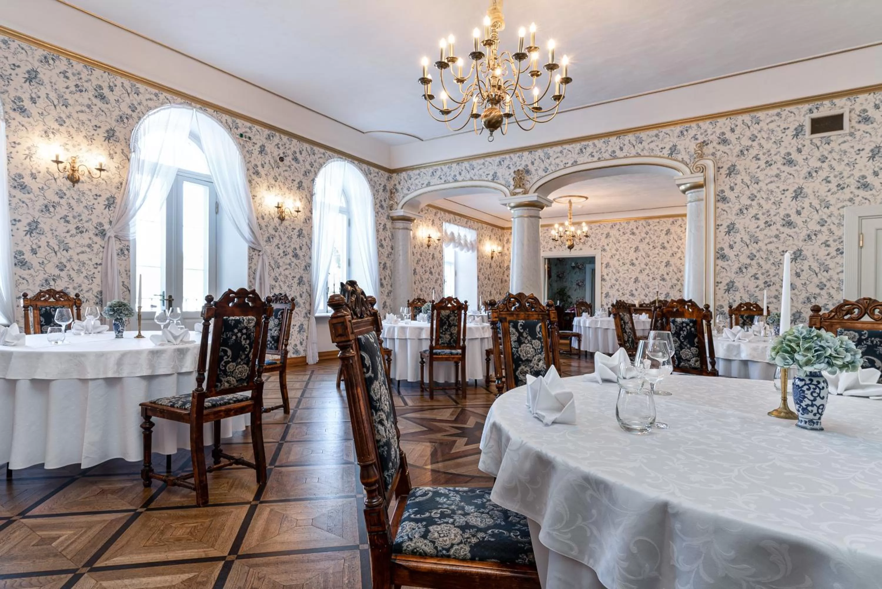 Restaurant/places to eat in Padise Manor