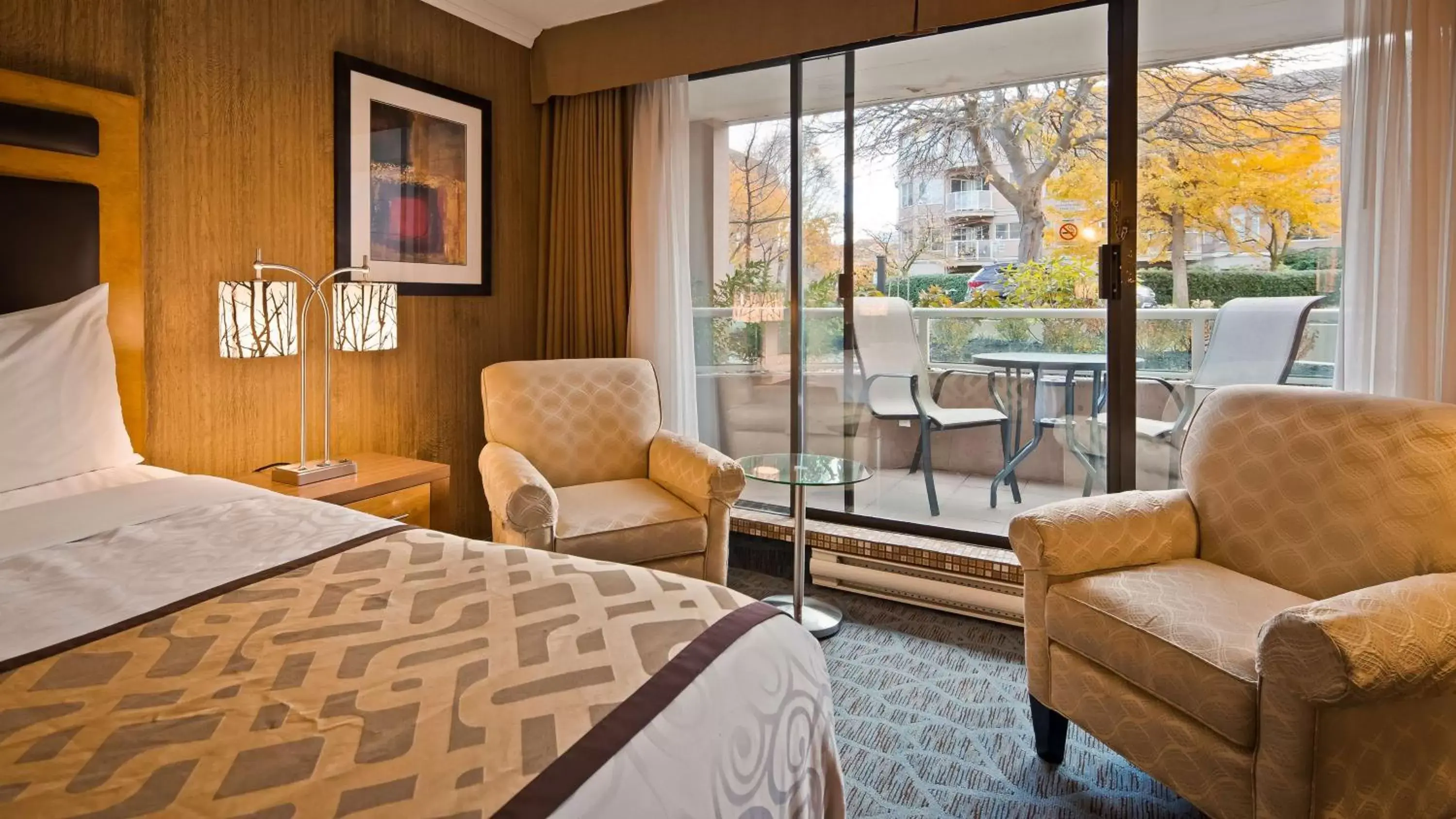 Photo of the whole room, Seating Area in Best Western PLUS Inner Harbour Hotel