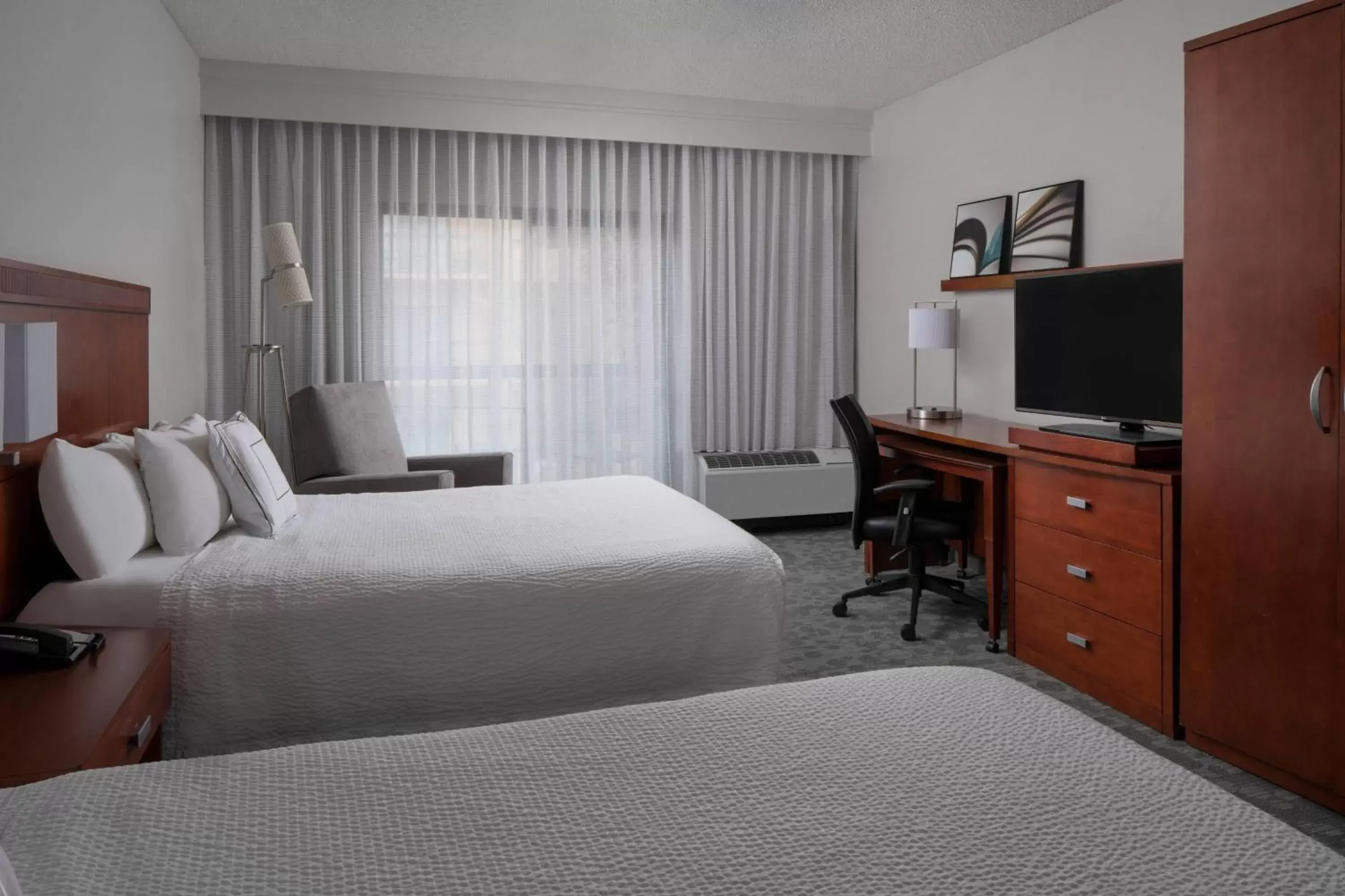 Photo of the whole room, Bed in Courtyard by Marriott Jacksonville at the Mayo Clinic Campus/Beaches