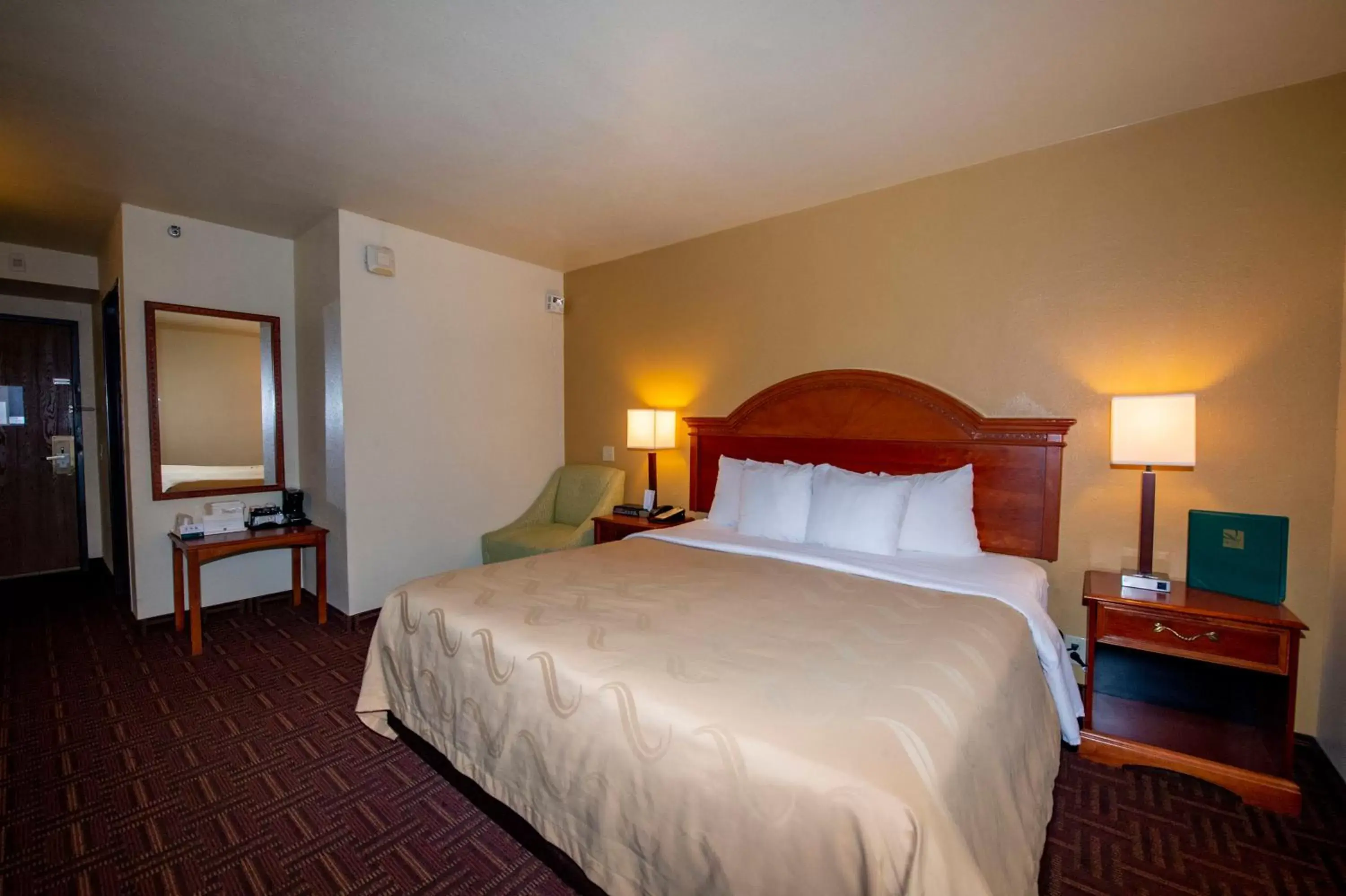 Queen Room First Floor with Roll-In Shower - Accessible/Non-Smoking in Quality Inn South Colorado Springs