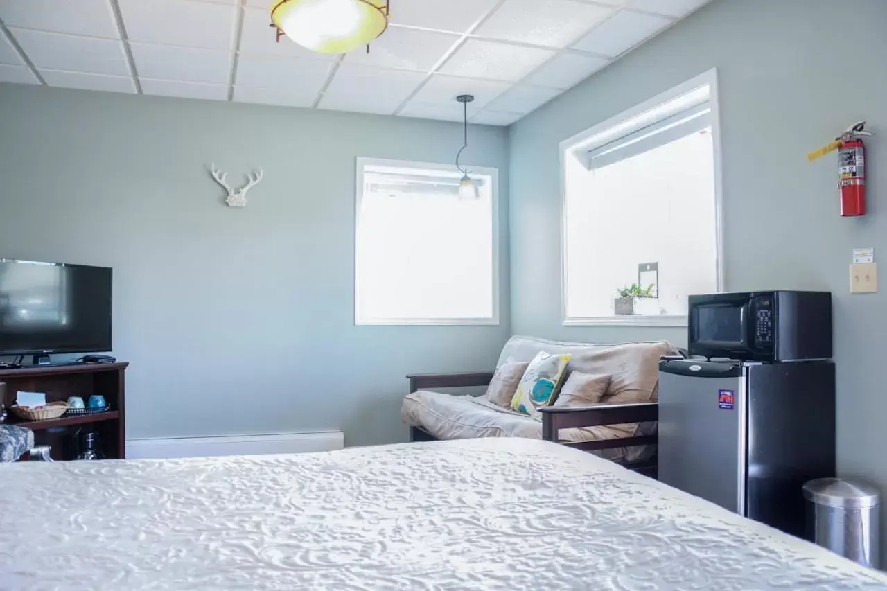 Bed, TV/Entertainment Center in Trailhead Lodging