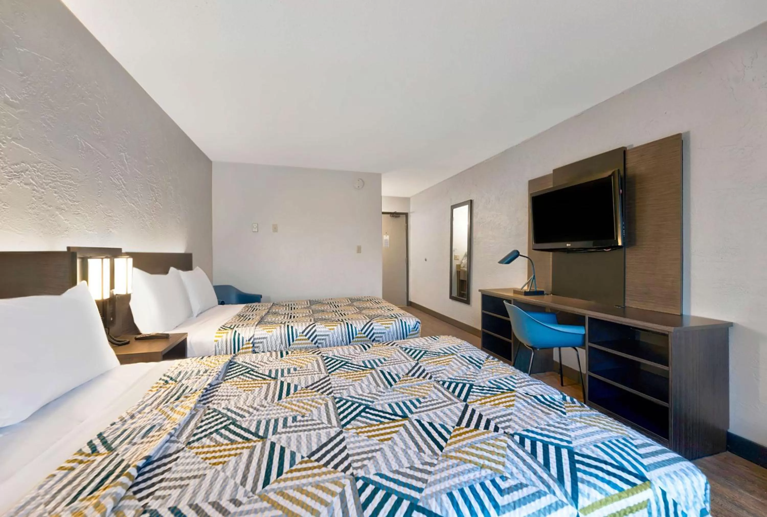 Bedroom, Bed in Motel 6-Oak Creek, WI