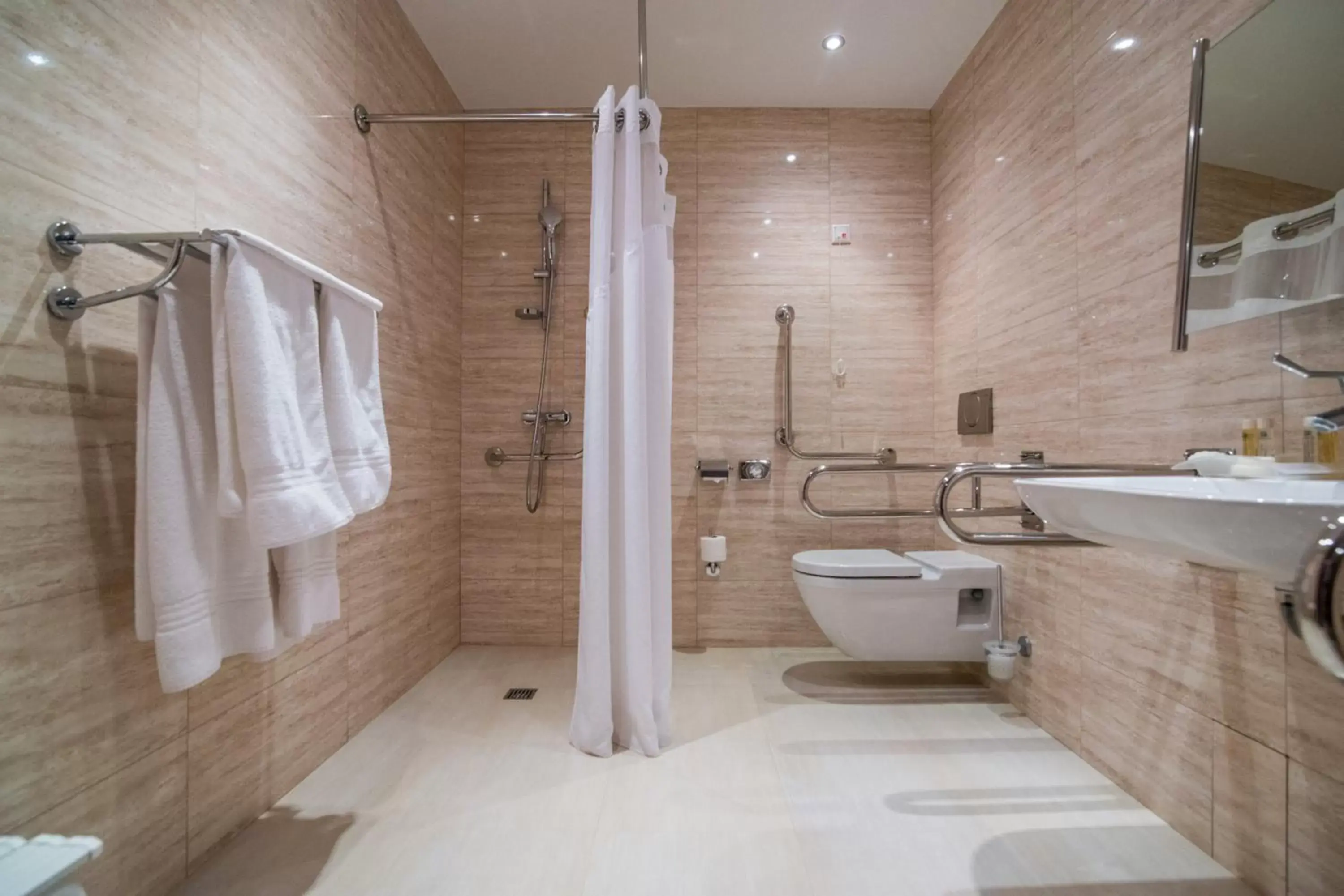 Photo of the whole room, Bathroom in Holiday Inn Łódź, an IHG Hotel