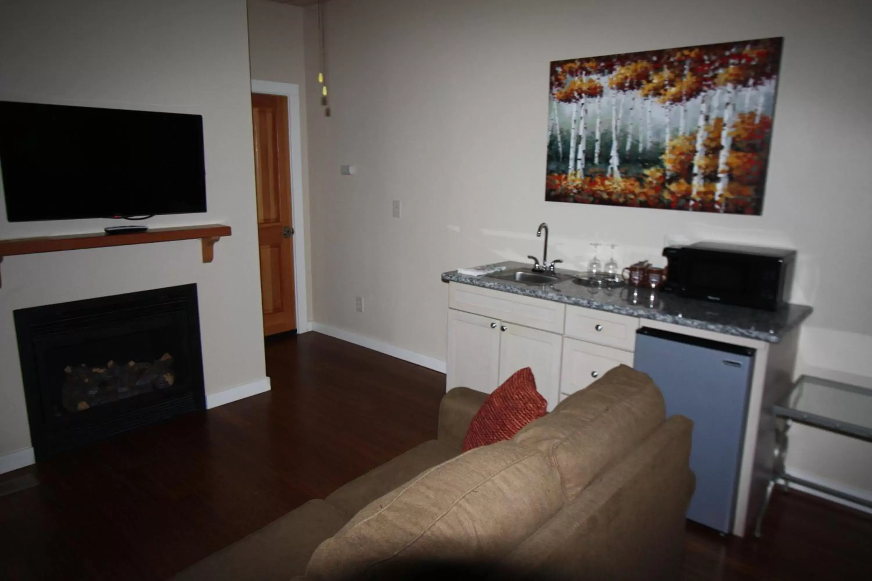 Seating area, TV/Entertainment Center in The Inn at Shasta Lake