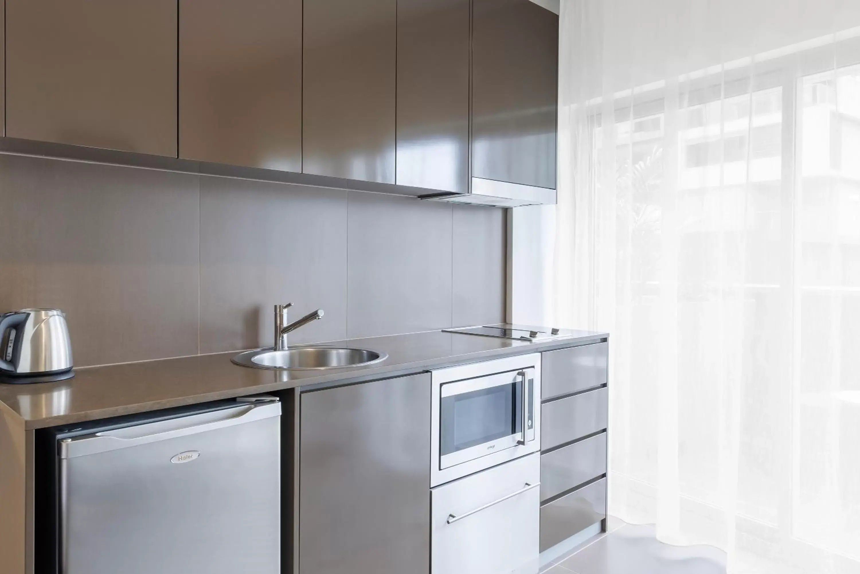 Kitchen or kitchenette, Kitchen/Kitchenette in Holiday Inn & Suites Sydney Bondi Junction, an IHG Hotel