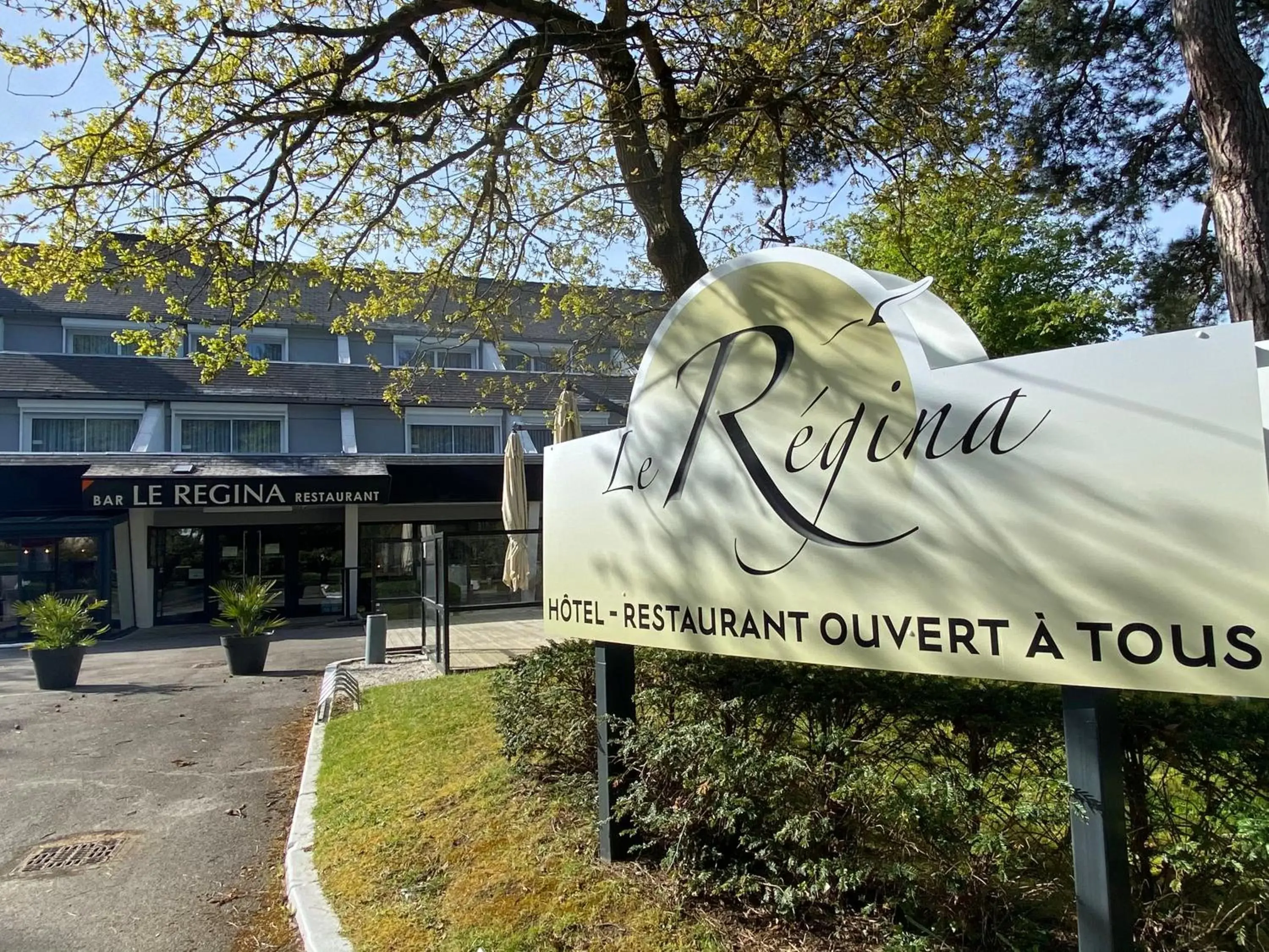Spring, Property Logo/Sign in Le Regina Hôtel restaurant