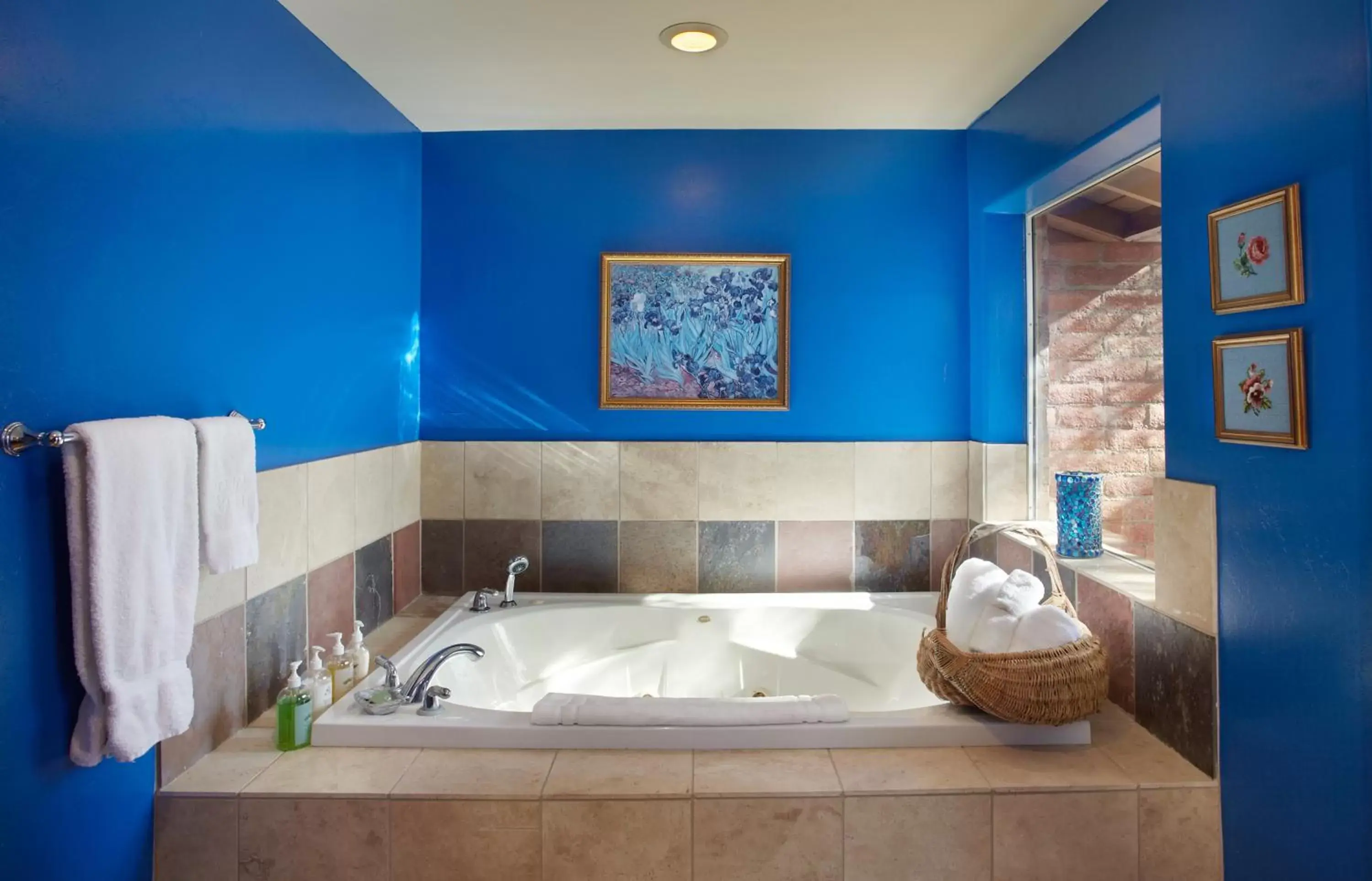 Bathroom in Cactus Cove Bed and Breakfast Inn