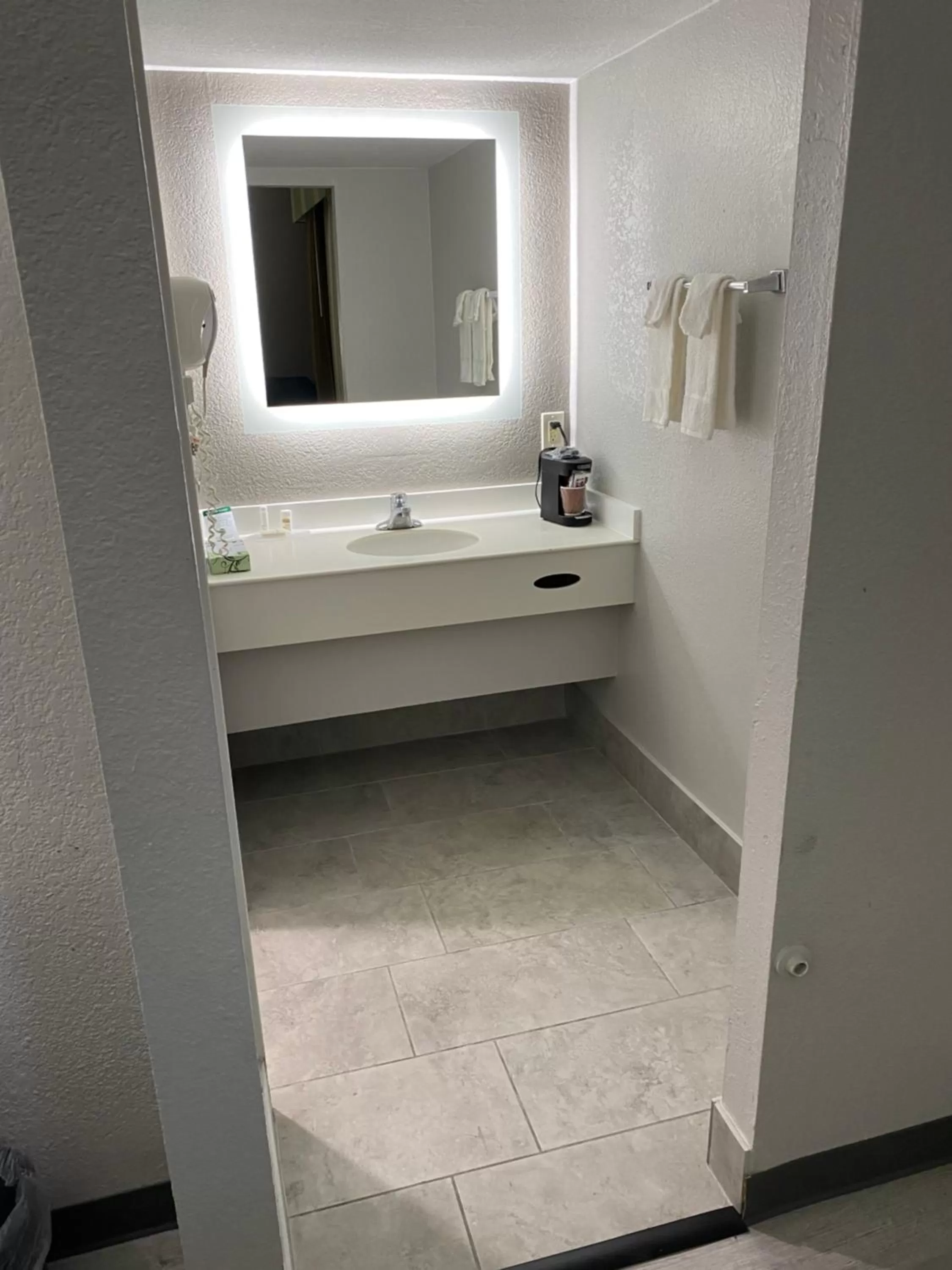 Bathroom, Bed in La Quinta Inn by Wyndham Tyler